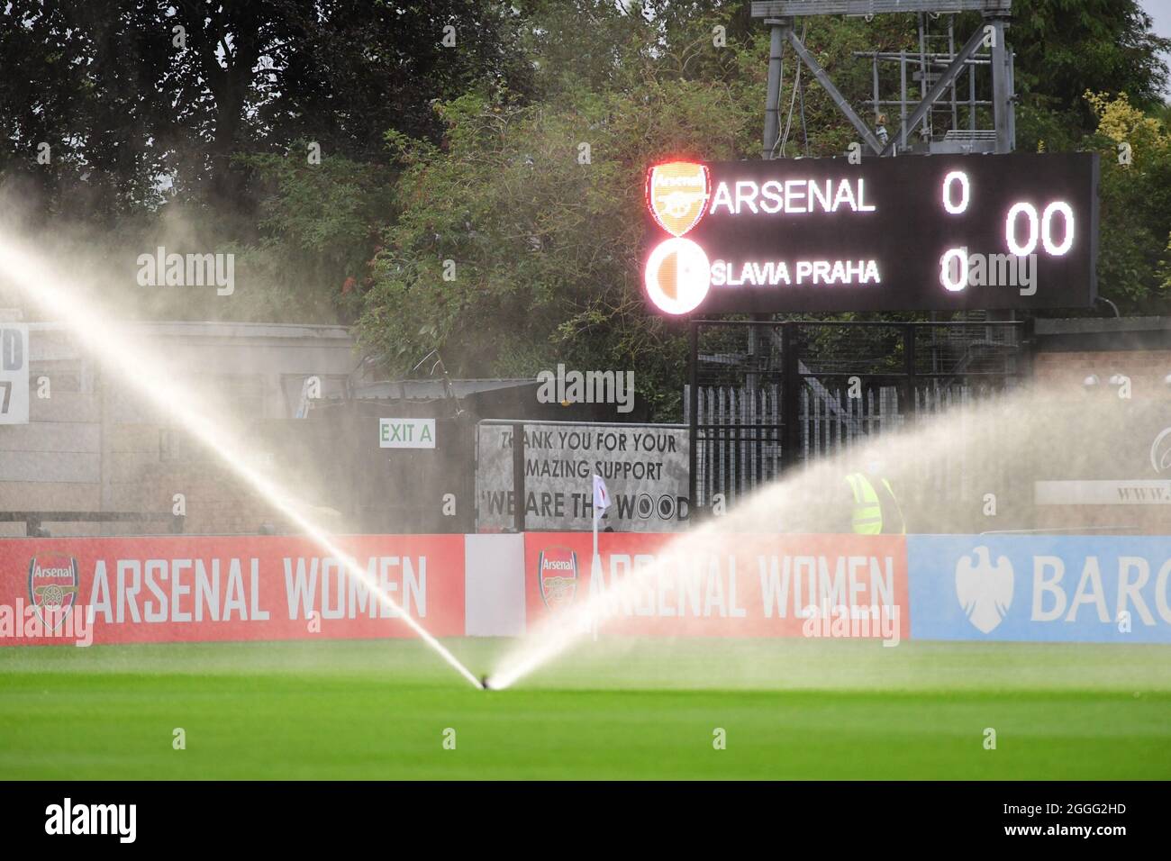 Bewässerung des Platzes vor der UEFA Champions League Arsenal gegen Slavia Praha im Meadow Park-Boreham Wood-England Stockfoto