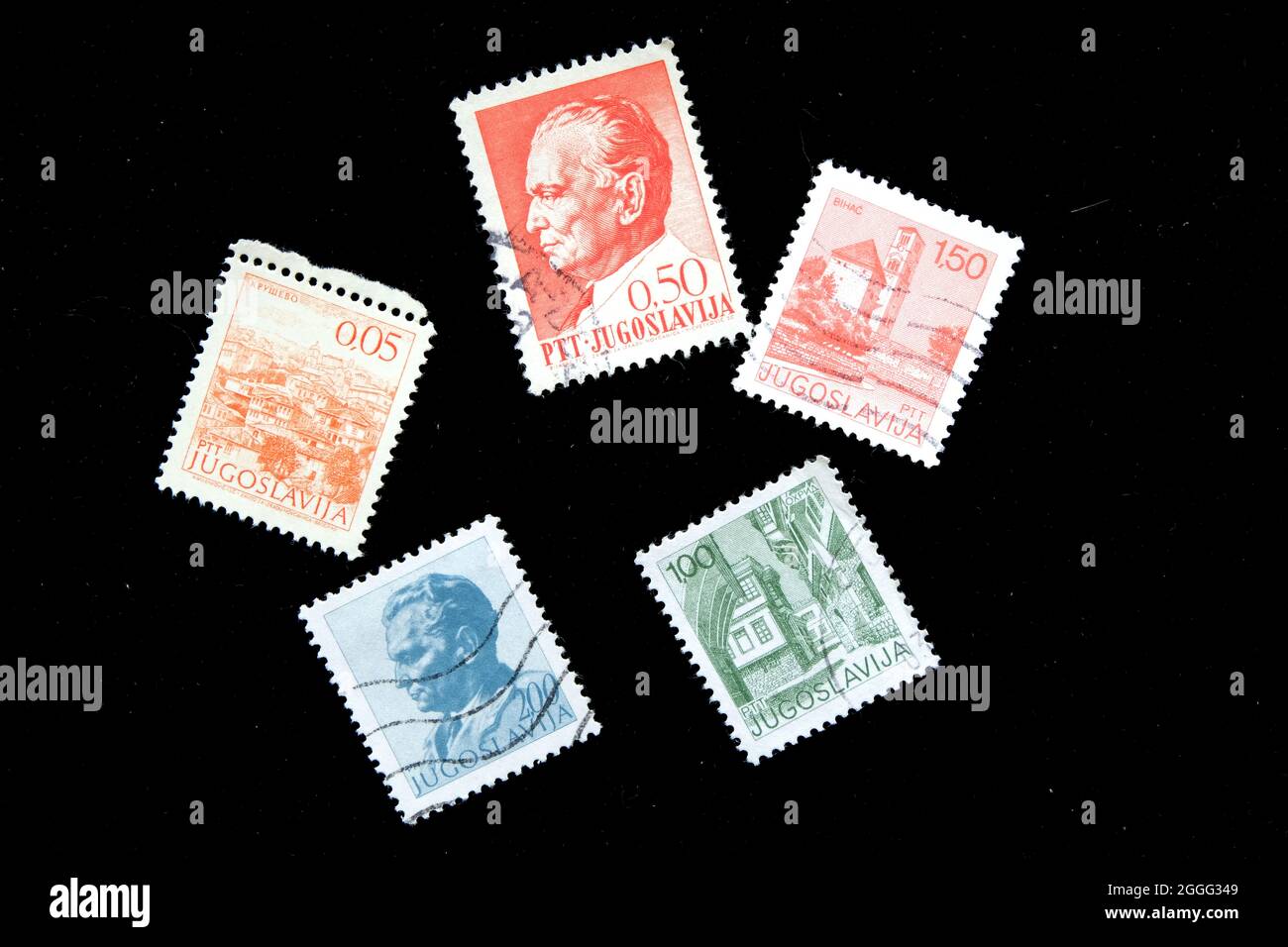 Sortierte Sammlung von Briefmarken aus dem ehemaligen Jugoslawien mit lokalen Szenen und dem ehemaligen Präsidenten Tito; abgesagte jugoslawische Briefmarken. Stockfoto