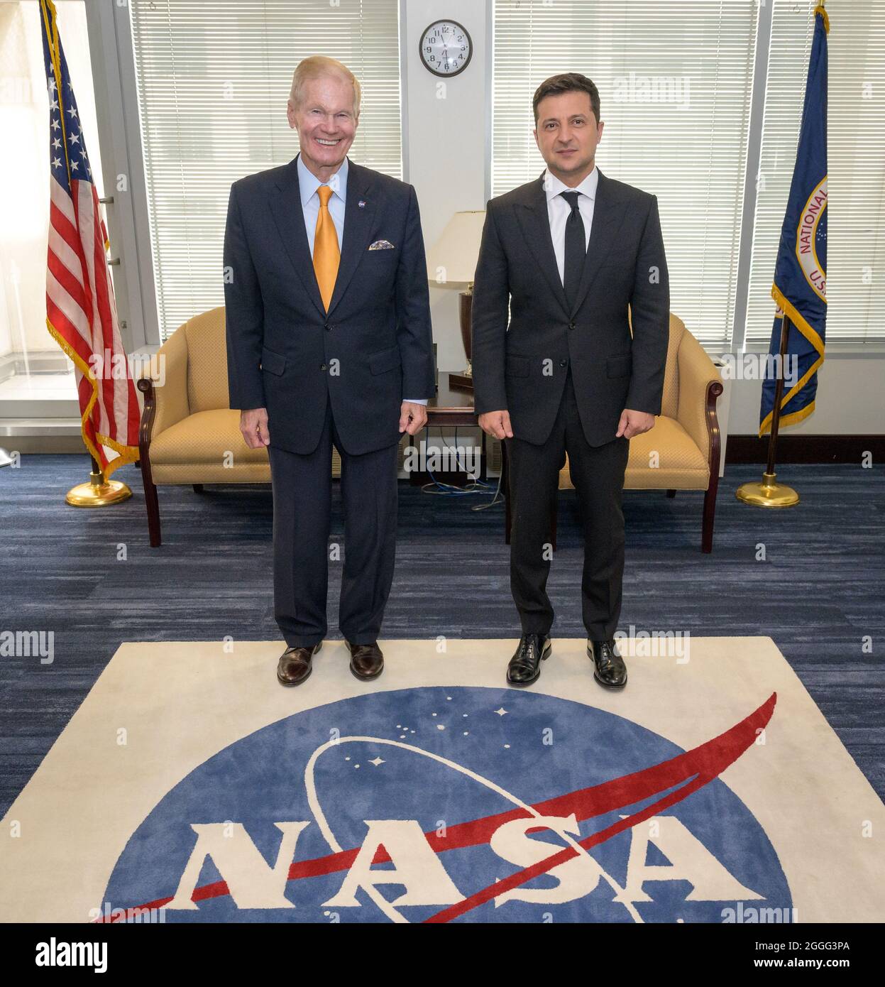 Washington, Vereinigte Staaten Von Amerika. August 2021. Washington, Vereinigte Staaten von Amerika. 31. August 2021. NASA-Administrator Bill Nelson, links, und der ukrainische Präsident Volodymr Zelenskyy stehen vor bilateralen Gesprächen im Mary W. Jackson Building des NASA-Hauptquartiers am 31. August 2021 in Washington, DC, USA, zusammen.Quelle: Bill Ingalls/NASA/Alamy Live News Stockfoto