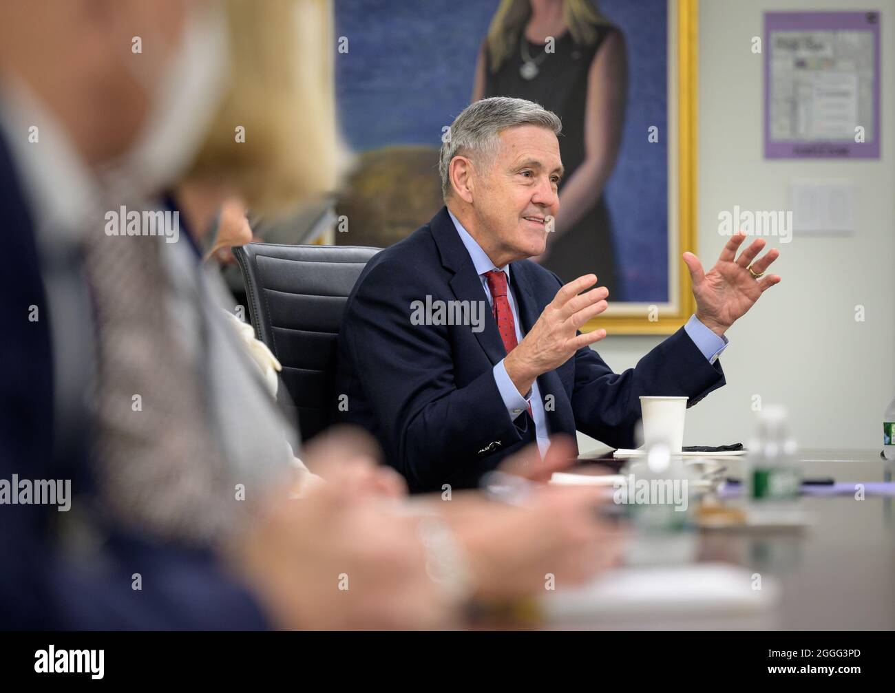 Washington, Vereinigte Staaten Von Amerika. August 2021. Washington, Vereinigte Staaten von Amerika. 31. August 2021. NASA-Administrator Bob Cabana während der bilateralen Gespräche mit dem ukrainischen Präsidenten Volodymr Zelenskyy am 31. August 2021 im Mary W. Jackson-Gebäude des NASA-Hauptquartiers in Washington, DC, USA.Quelle: Bill Ingalls/NASA/Alamy Live News Stockfoto