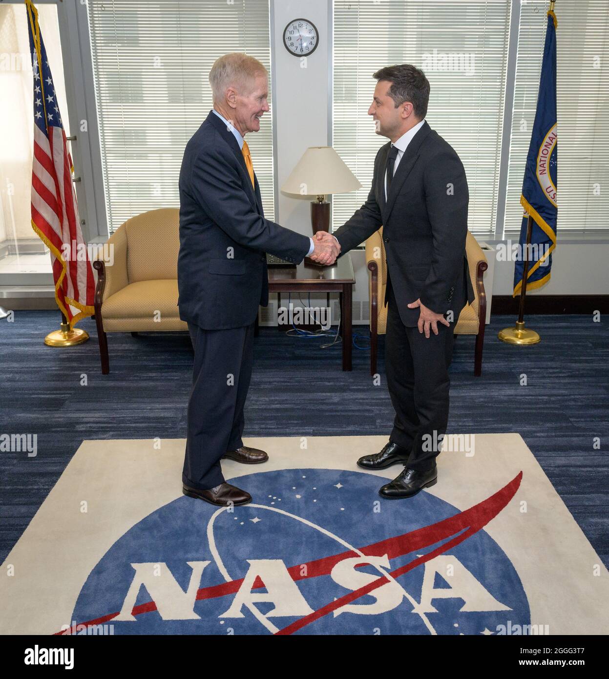 Washington, Vereinigte Staaten Von Amerika. August 2021. Washington, Vereinigte Staaten von Amerika. 31. August 2021. NASA-Administrator Bill Nelson, links, begrüßt den ukrainischen Präsidenten Volodymr Zelenskyy zu bilateralen Gesprächen im Mary W. Jackson Building des NASA-Hauptquartiers am 31. August 2021 in Washington, DC, USA.Quelle: Bill Ingalls/NASA/Alamy Live News Stockfoto