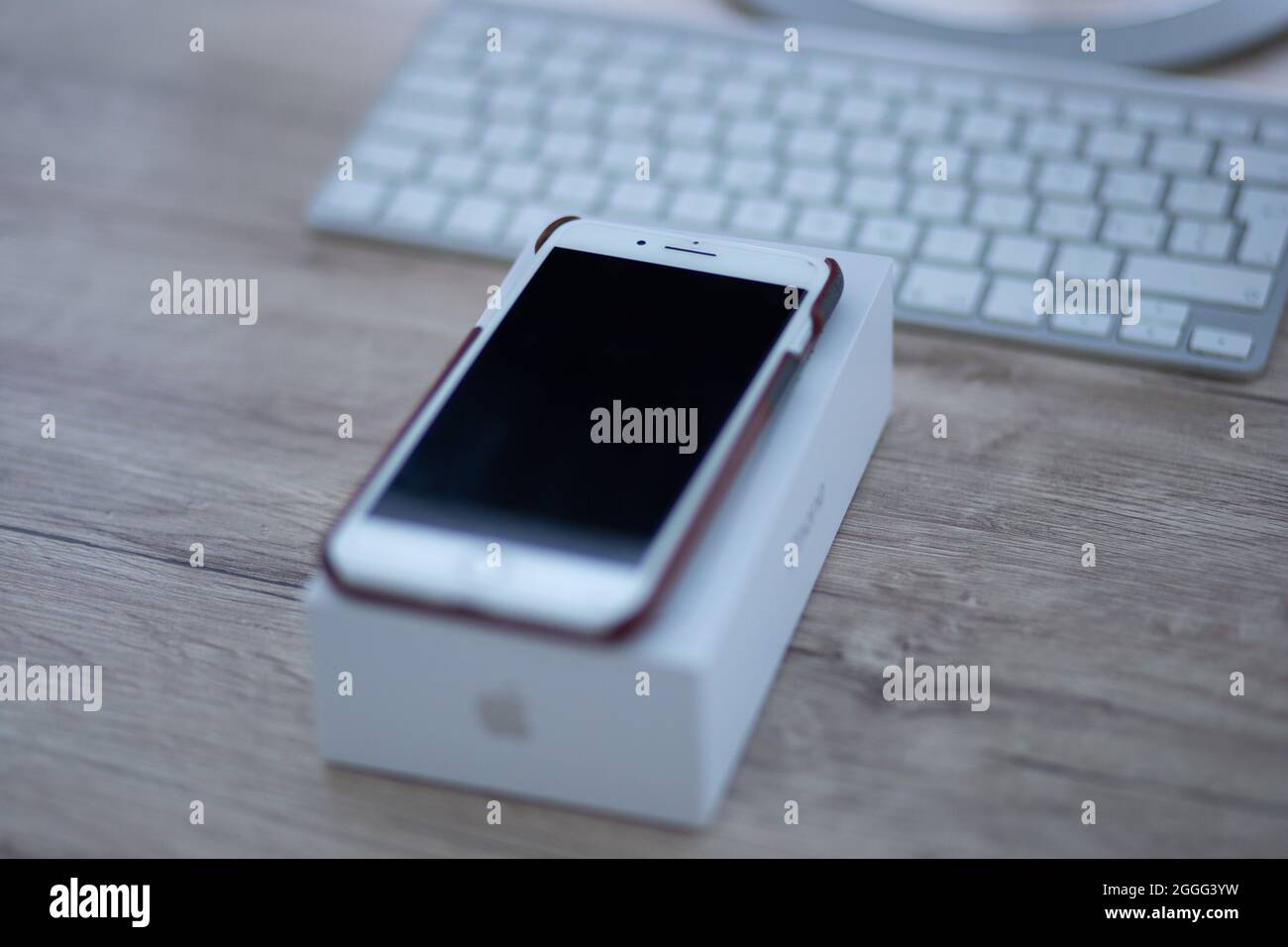 BRCKO, BOSNIEN UND HERZEGOWINA - 14. Aug 2019: Ein gesperrtes iPhone 8 plus mit einem Fall auf dem Tisch in der Nähe der Tastatur Stockfoto