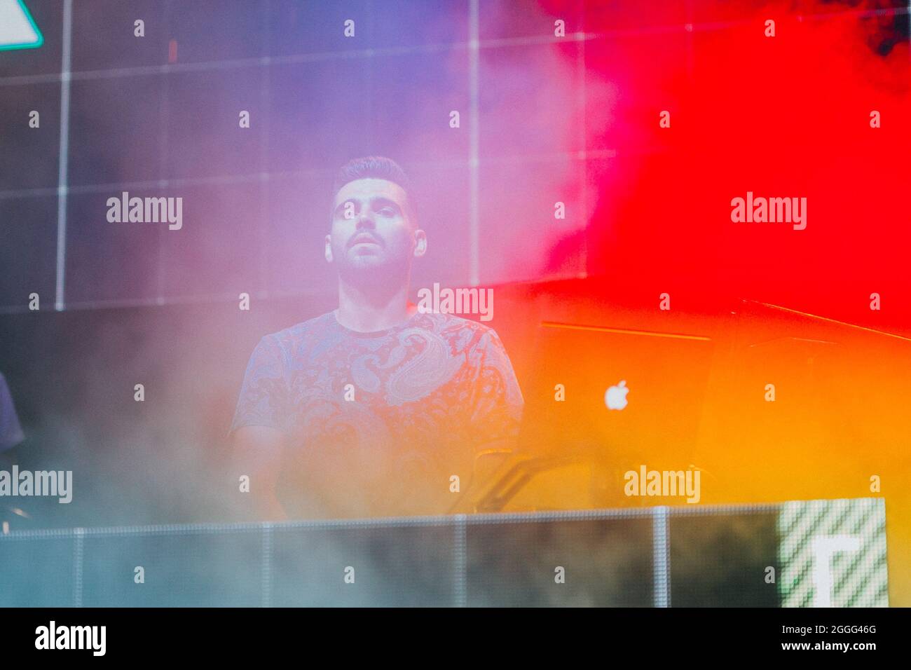 BEZIRK BRCKO, BOSNIEN UND HERZEGOWINA - 21. Aug 2021: Der DJ Milos Stankic beim BiH Color Festival Stockfoto