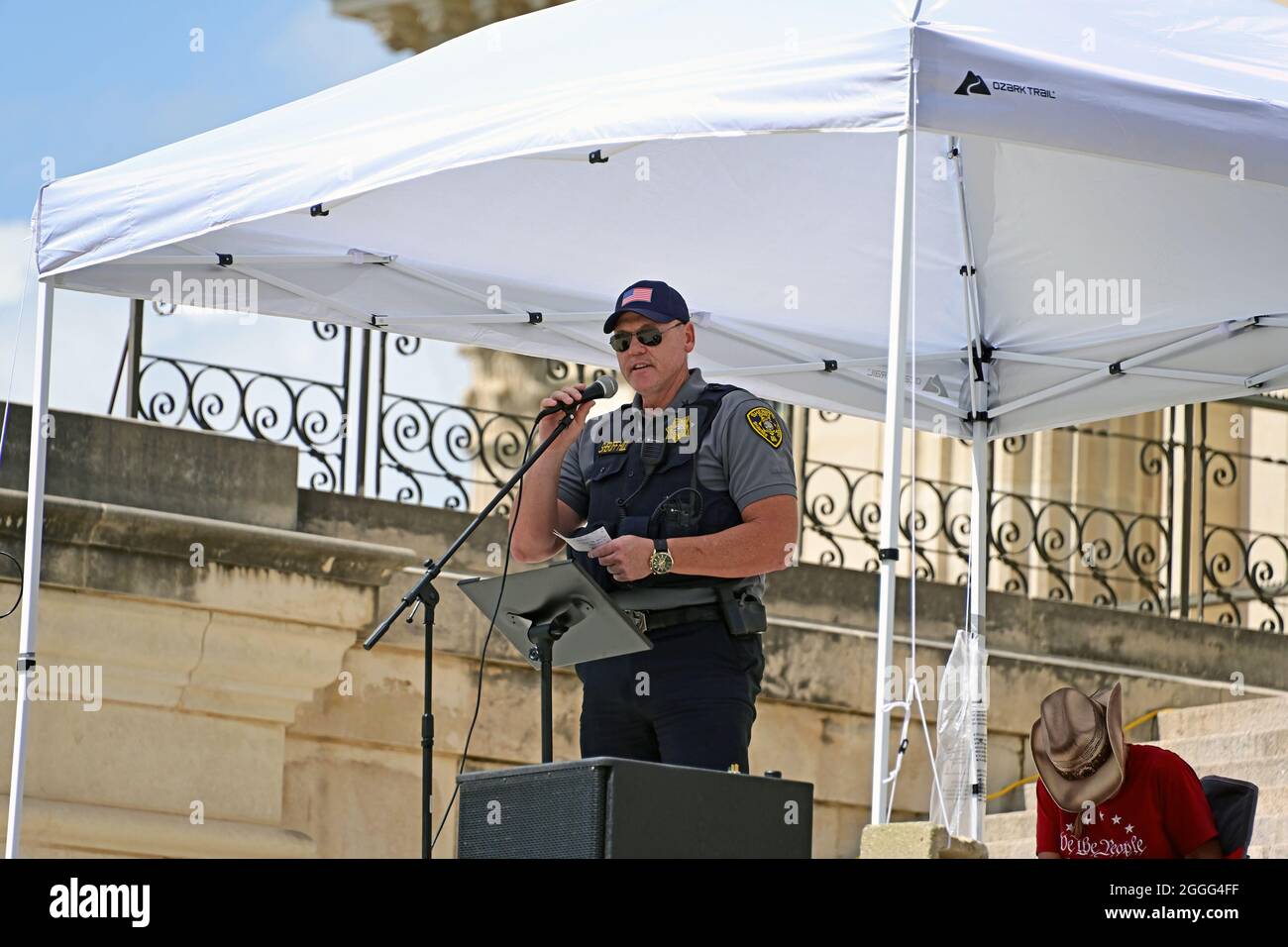 Yopeka, KS, USA. August 2021. Shawnee County Sheriff Brian Hill sprach während der Freedom-Kundgebung vor dem Kapitolgebäude des US-Bundesstaates Kansas an die Menge der Patrioten. 28. August 2021. Kredit: Mark Reinstein/Media Punch/Alamy Live Nachrichten Stockfoto