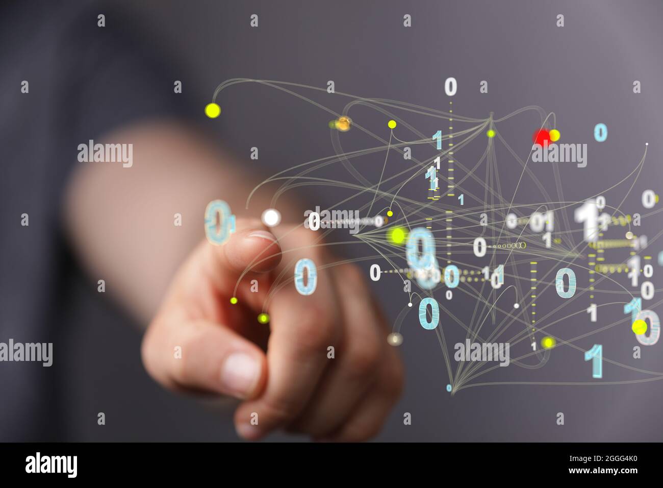Person, die die virtuelle Projektion des Cyberspace durch 1s und 0s vorstellt Stockfoto