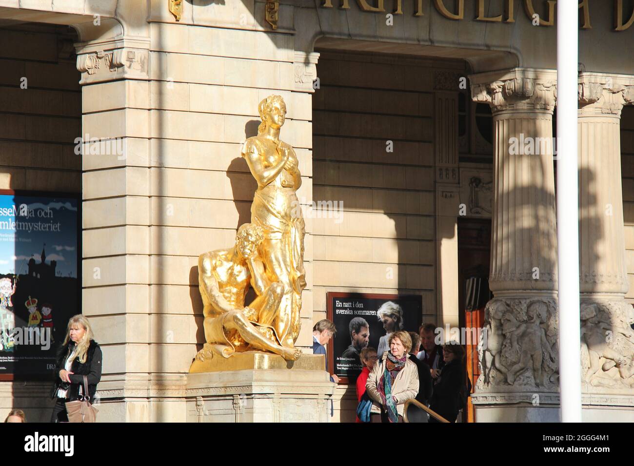Stockholm Royal Dramatic Theatre Statut Detail und Menschen Stockfoto