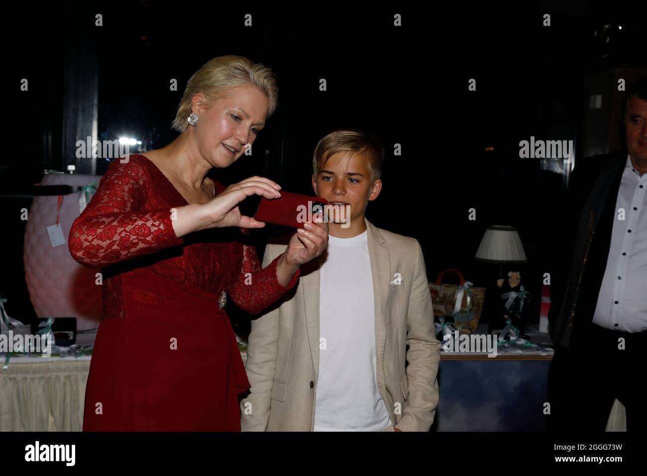 Phil Schaller und Manuela Schwesig bei der 4. Windflüchter Charity Gala zu Gunsten der Stiftung ‚Betroffen‘ im Störtebeker Brauquartier. Stralsund, 28 Stockfoto