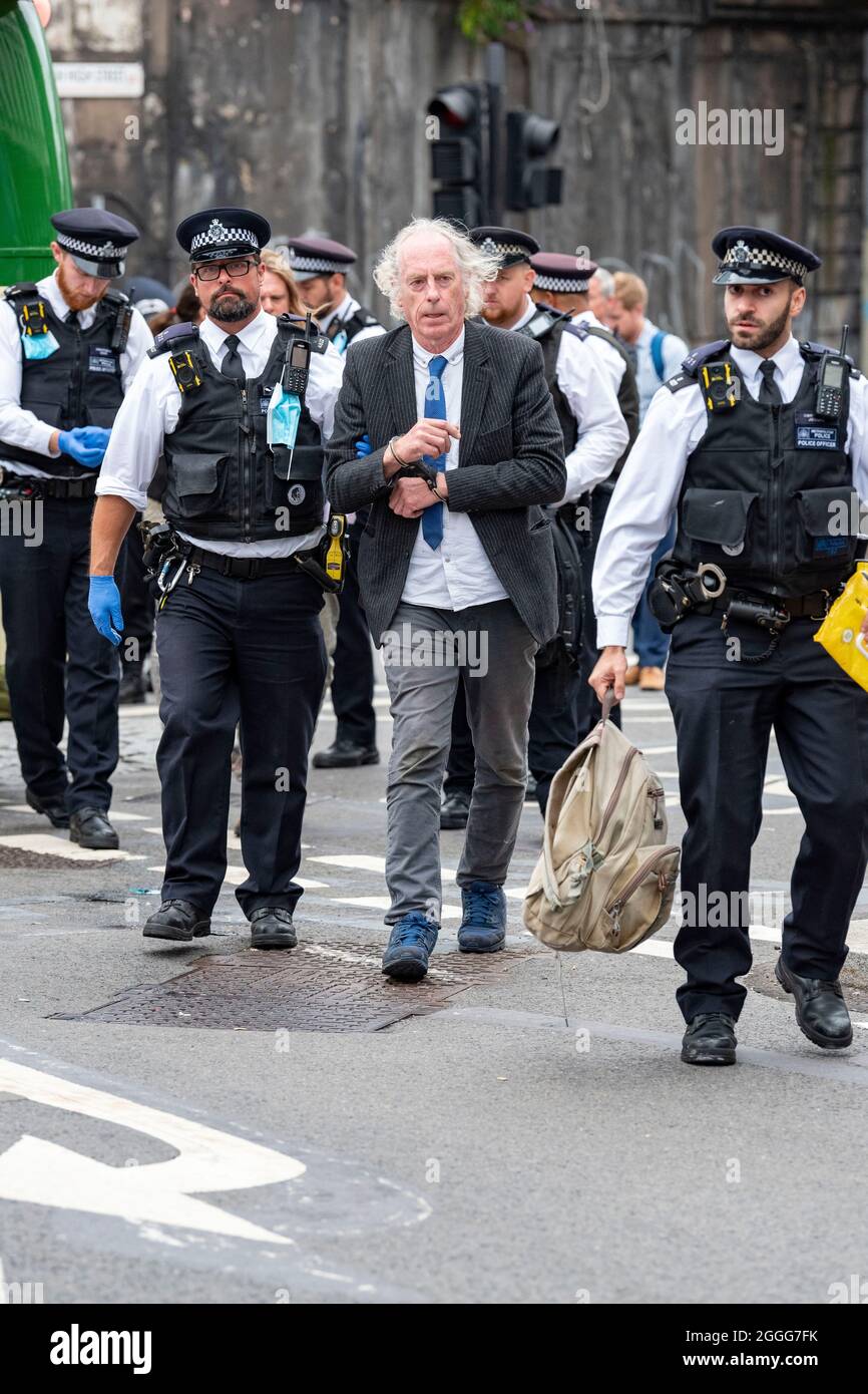 London, Großbritannien. August 2021. Die Polizei verhaftete am 9. Tag der Impossible Rebellion einen Protestler, der aus einem offenen Bus entfernt wurde, der die Kreuzung auf der Südseite der London Bridge blockierte.die Protestgruppe von Extinction Rebellion führt zwei Wochen zivilen Ungehorsam, Demonstrationen und Proteste durch. Kredit: SOPA Images Limited/Alamy Live Nachrichten Stockfoto