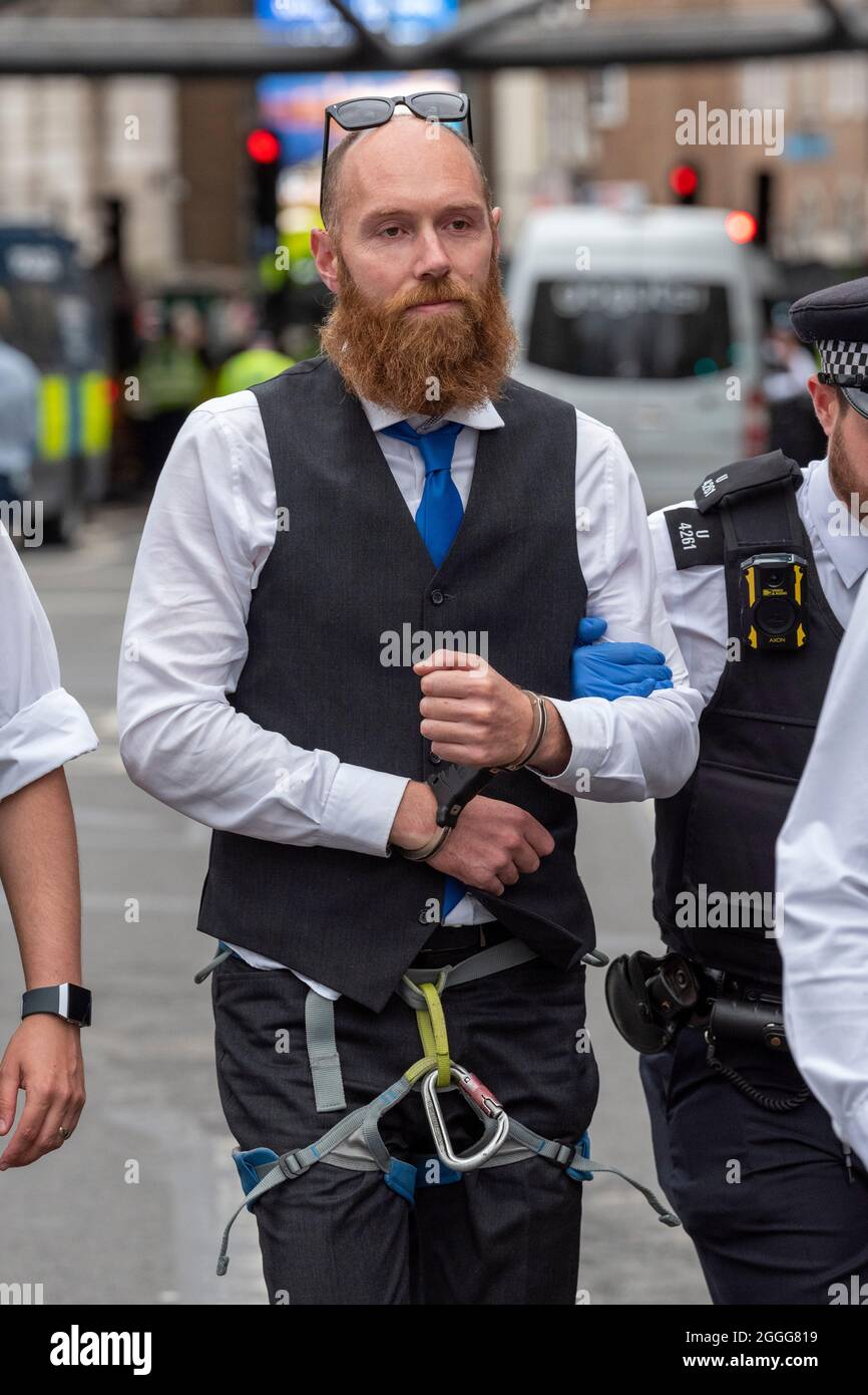 London, Großbritannien. August 2021. Die Polizei verhaftete am 9. Tag der Impossible Rebellion einen Protestler, der aus einem offenen Bus entfernt wurde, der die Kreuzung auf der Südseite der London Bridge blockierte.die Protestgruppe von Extinction Rebellion führt zwei Wochen zivilen Ungehorsam, Demonstrationen und Proteste durch. (Foto von Dave Rushen/SOPA Images/Sipa USA) Quelle: SIPA USA/Alamy Live News Stockfoto