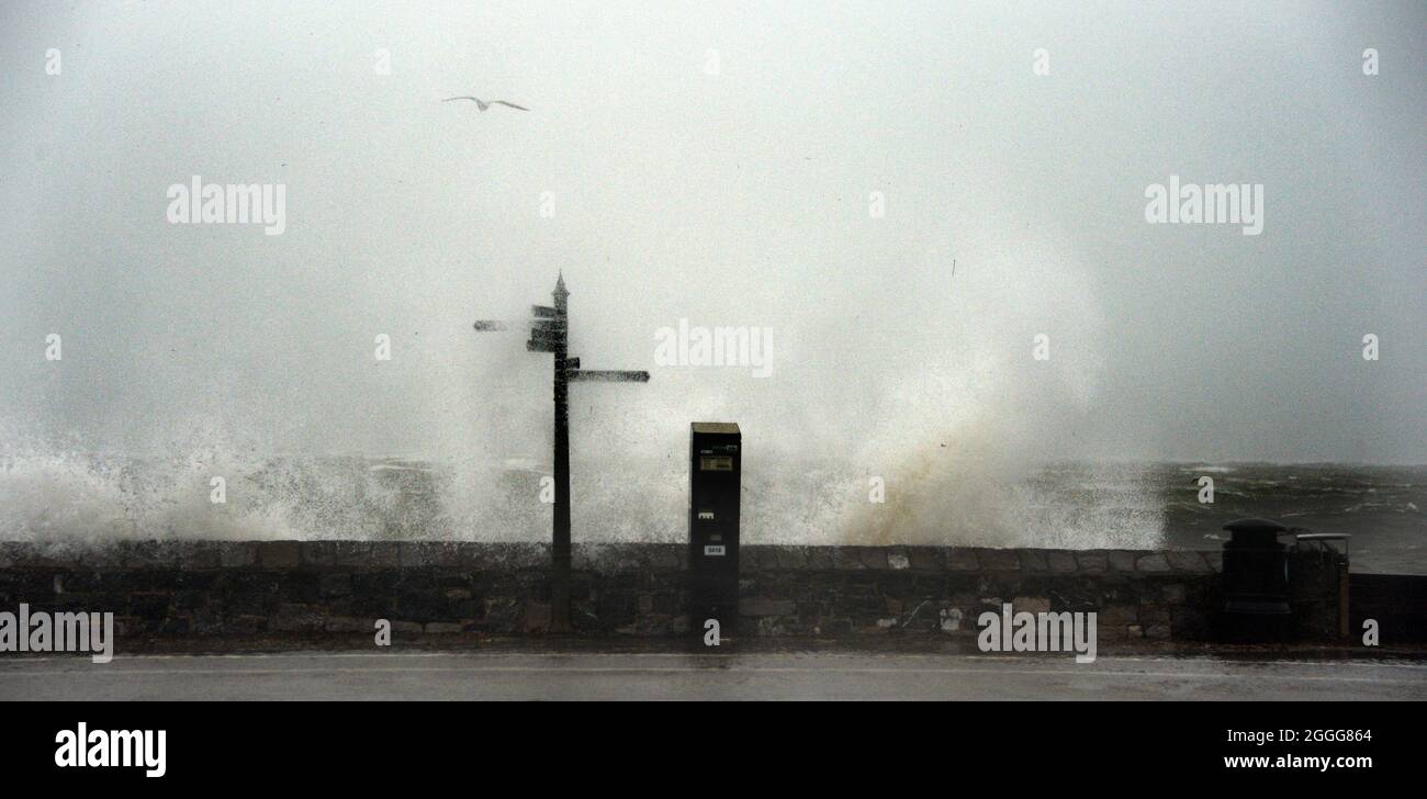 Schlechtes Wetter und starker Wind führen dazu, dass das Wasser an der Küste von Exmouth die Wände durchbrechen. Polizei und lokale Beamte schließen die Küstenstraße. Stockfoto