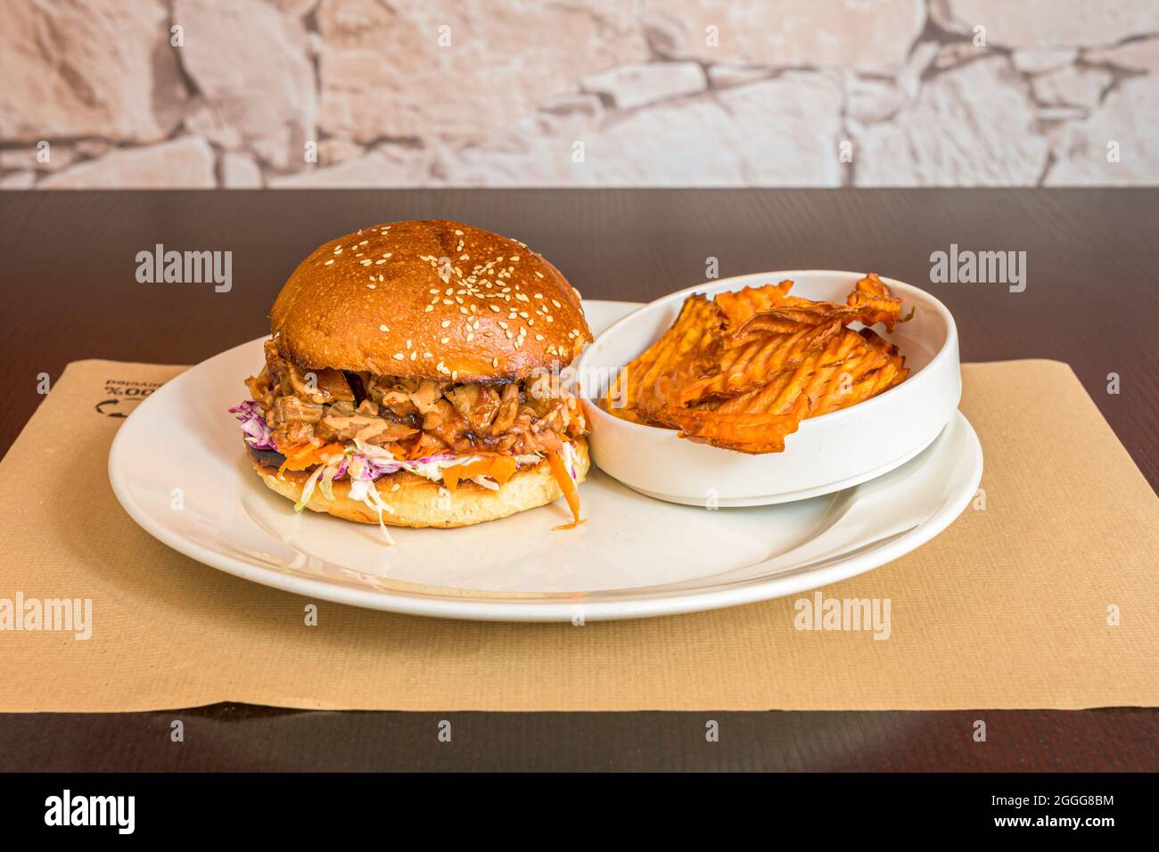 Hähncheneintopf-Burger mit Krautsalben und Beilage von Süßkartoffelfrites Stockfoto