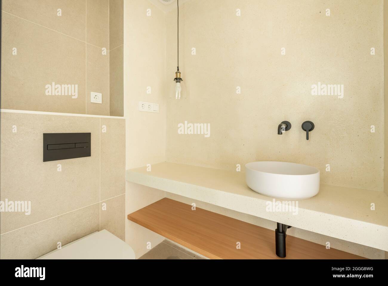 Modernes minimalistisches Waschbecken mit Lampe und Arbeitsplatte Stockfoto