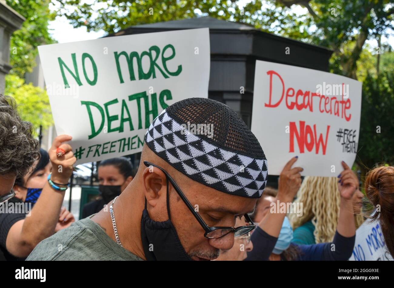 New York, Usa. August 2021. Demonstranten versammelten sich im Rathaus von New York und forderten den Bürgermeister von New York, Bill de Blasio, Rikers Island zu schließen und Menschen aus den New Yorker Gefängnissen freizulassen, weil die Einrichtungen schlecht behandelt wurden. (Foto von Ryan Rahman/Pacific Press) Quelle: Pacific Press Media Production Corp./Alamy Live News Stockfoto