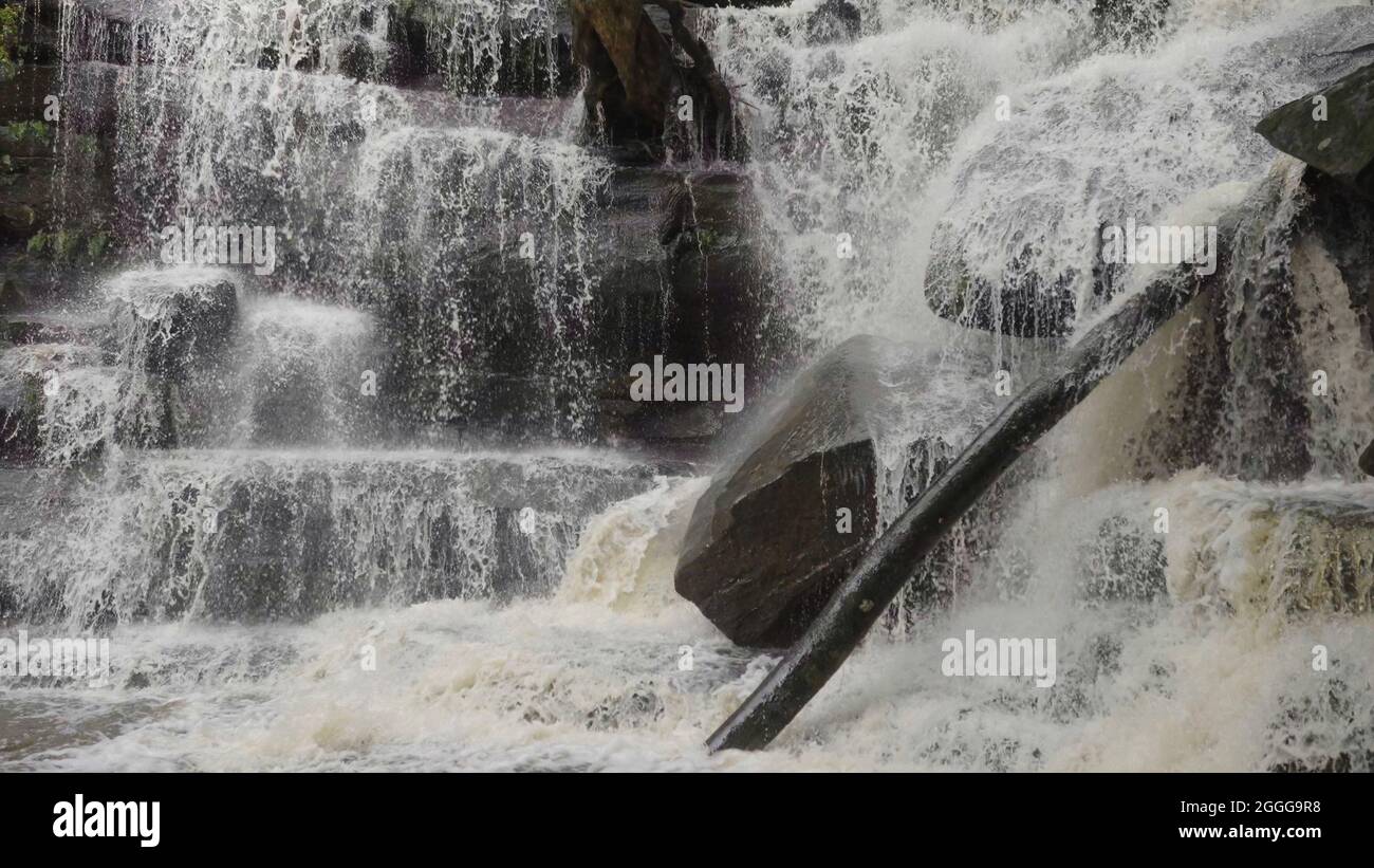 Nahaufnahme der unteren somersby-Wasserfälle mit hohem Fluss Stockfoto