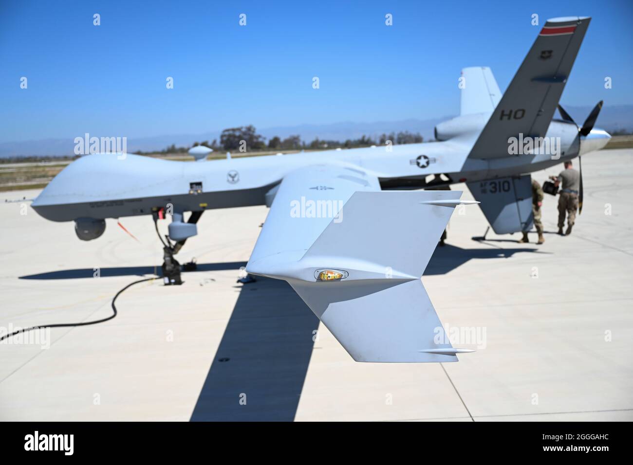 Ein MQ-9 Reaper, der dem 29. Angriffsgeschwader, dem Luftwaffenstützpunkt Holloman, New Mexico, zugewiesen wurde, bereitet sich auf das Taxi am 17. April 2021 auf der Naval Air Station Point Mugu, Kalifornien, vor. Luftwaffe und Guardians aus dem 49. Flügel reisten vom 7. Bis 26. April zum Übung Agile Reaper zum NAS Point Mugu. (USA Luftwaffe Foto von Senior Airman Kristin Weathersby) Stockfoto