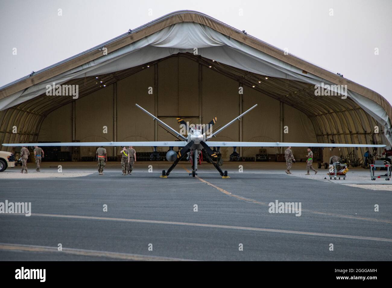 Die Flieger des 386. Expeditionary Aircraft Maintenance Squadron, auch bekannt als ‘White AMU’, führen routinemäßige Vorflugkontrollen eines unbemannten Flugzeugs des Typs MQ-9 Reaper auf der Ali Al Salem Air Base, Kuwait, durch, 10. Juni 2020. Das 386TH EAMXS ‘White AMU’ ist Teil der 386th Expeditionary Maintenance Group, die den Wartungsbetrieb in einer expeditionären taktischen Luftbrücke und einer elektronischen Angriffsumgebung innerhalb des Verantwortungsbereichs des US Central Command leitet. (USA Air Force Foto von Tech. Sgt. Alexandre Montes) Stockfoto