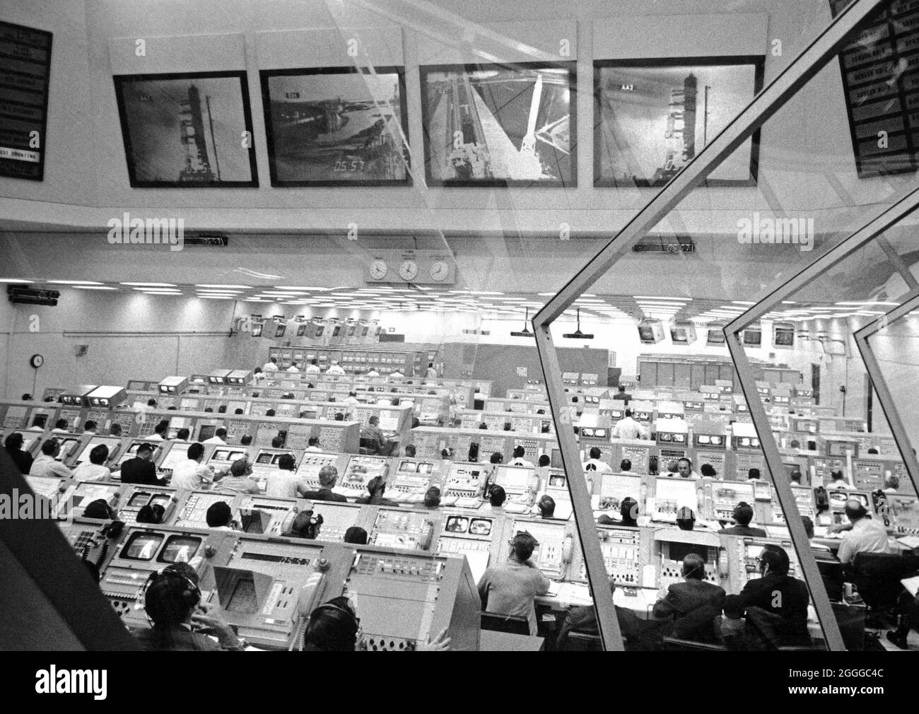 „Ingenieure im Schussraum 2 des Launch Control Center des Kennedy Space Centers überwachen den Fortschritt des Countdowns von Apollo 14.“ Stockfoto