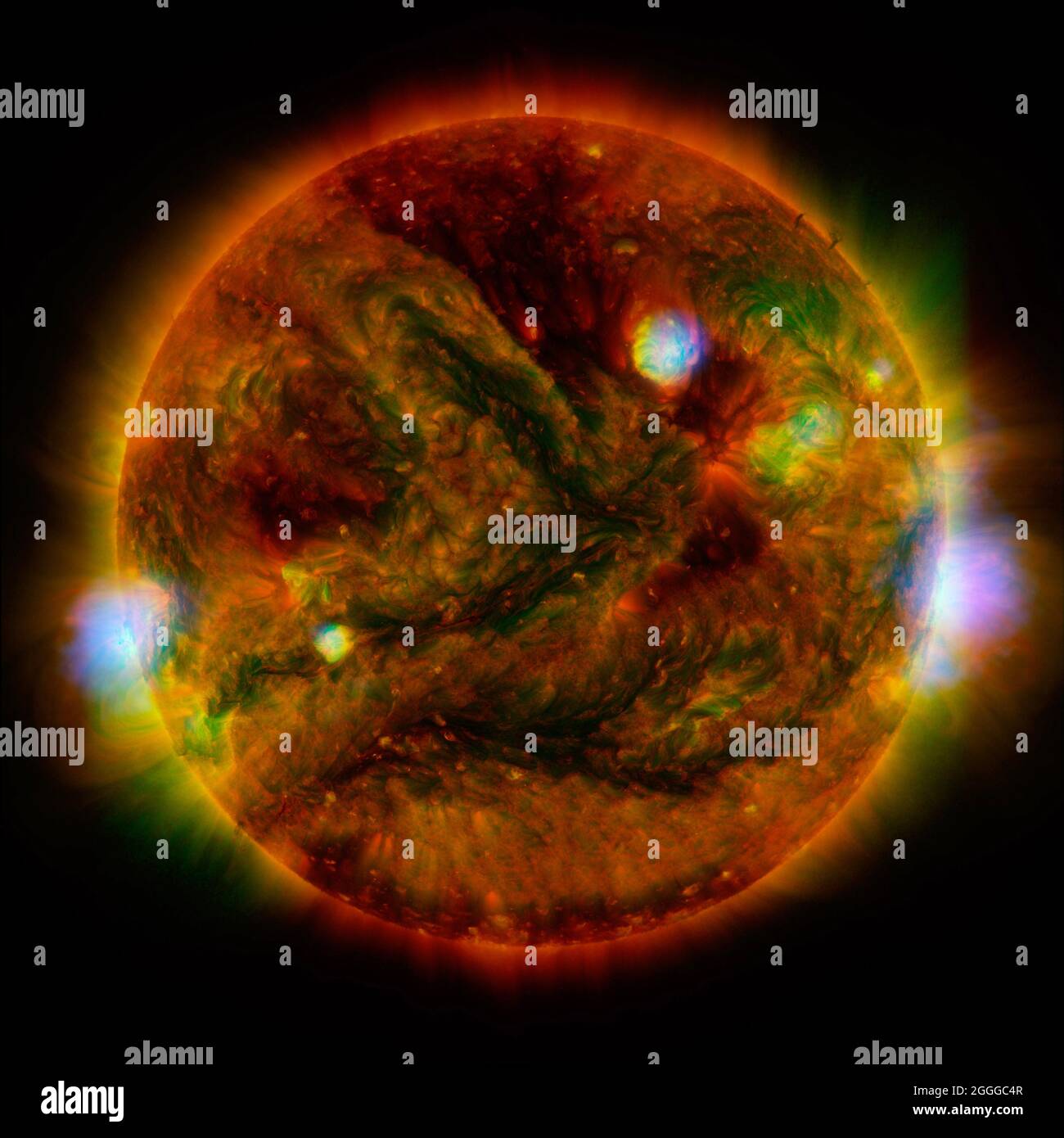 Kombinierte Bilder unserer Sonne. Japans Hinode zeigt energiearme Röntgenstrahlen in Grün, das Solar Dynamics Observatory (SDO) zeigt extreme ultraviolette Strahlung in Gelb Stockfoto