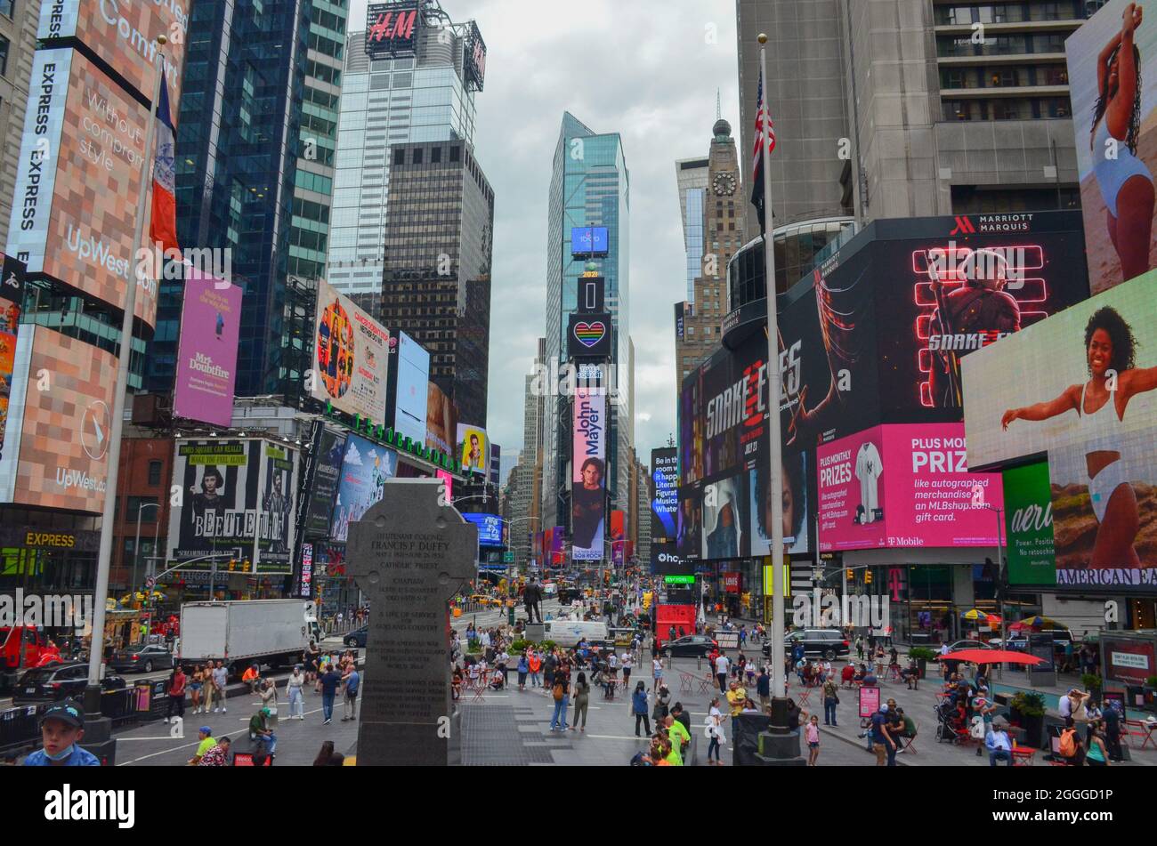 Blick auf die Straße von New York City am Times Square im Garment District. 7th Avenue und W 47th Street. New York City, New York, USA. 19. Juli 2021. Stockfoto