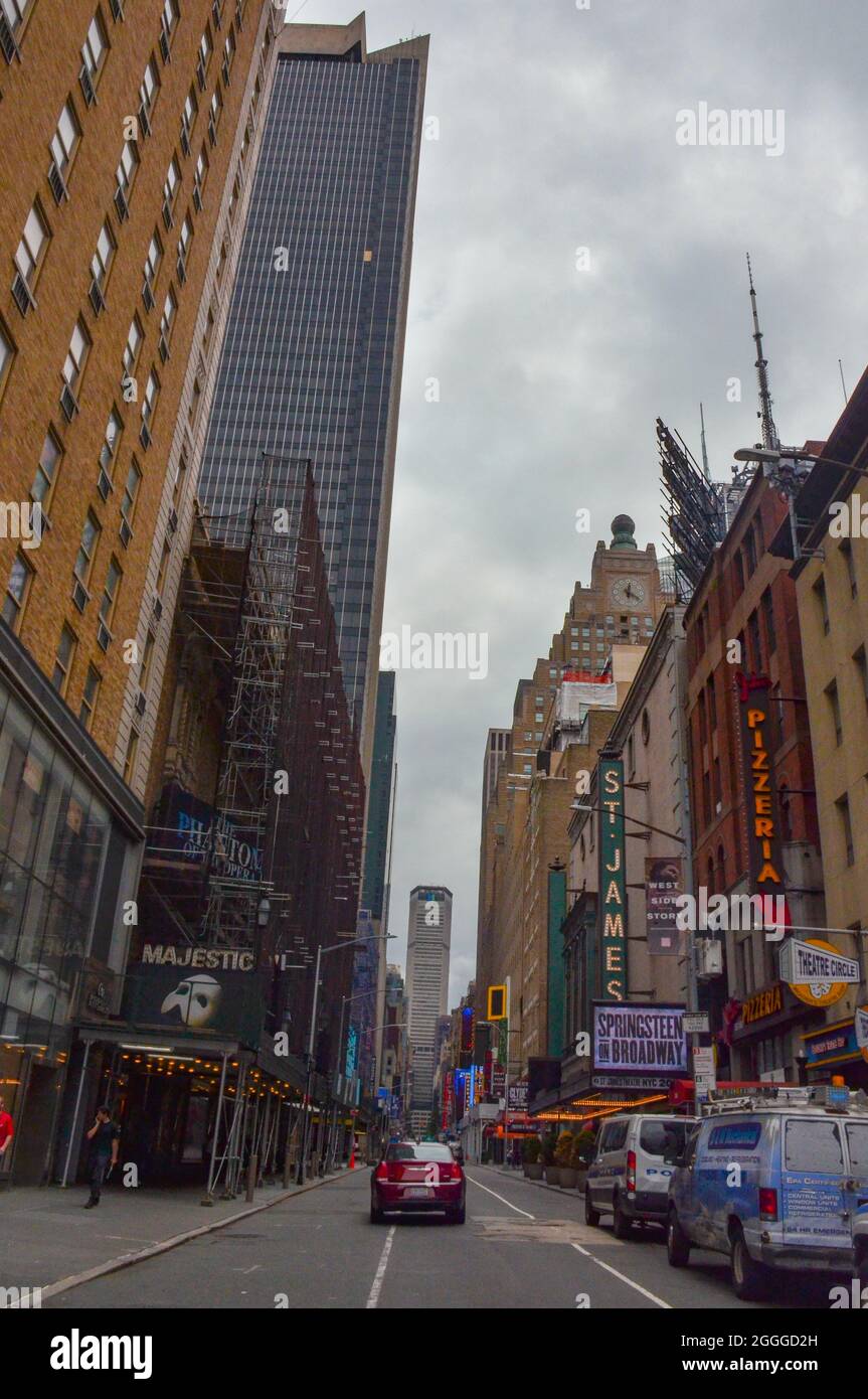 Blick auf die Straße von New York City im Garment District. 8th Avenue und W 44th Street. New York City, New York, USA. 19. Juli 2021. Stockfoto