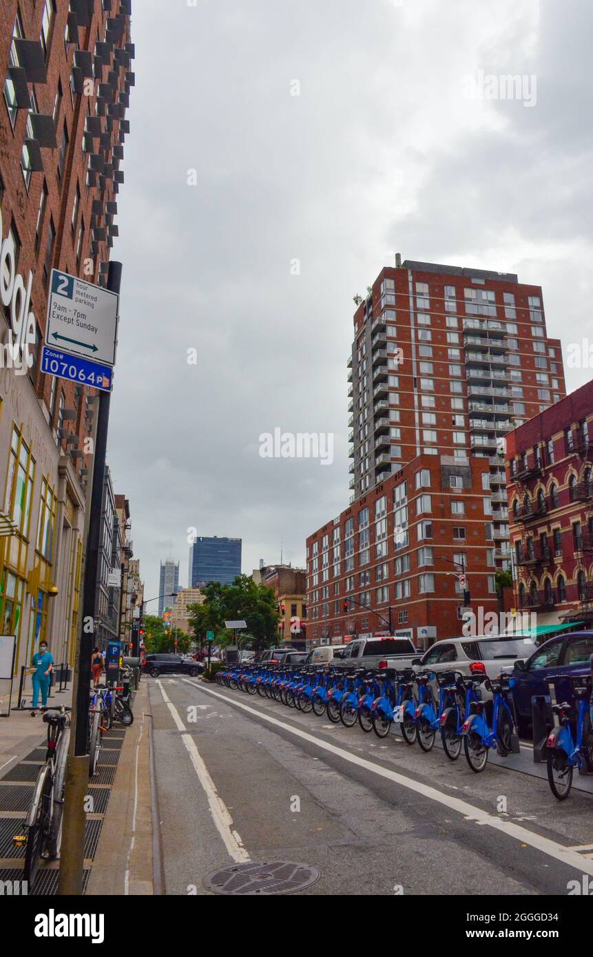 Blick auf die Straße von New York City im Garment District. 8th Avenue und W 44th Street. New York City, New York, USA. 19. Juli 2021. Stockfoto