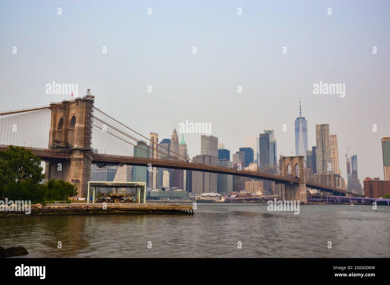 Brooklyn Bridge Skyline am Pebble Beach. One World Trade Center stand eines der höchsten Gebäude. Brooklyn, New York, USA. 20. Juli 2021. Stockfoto