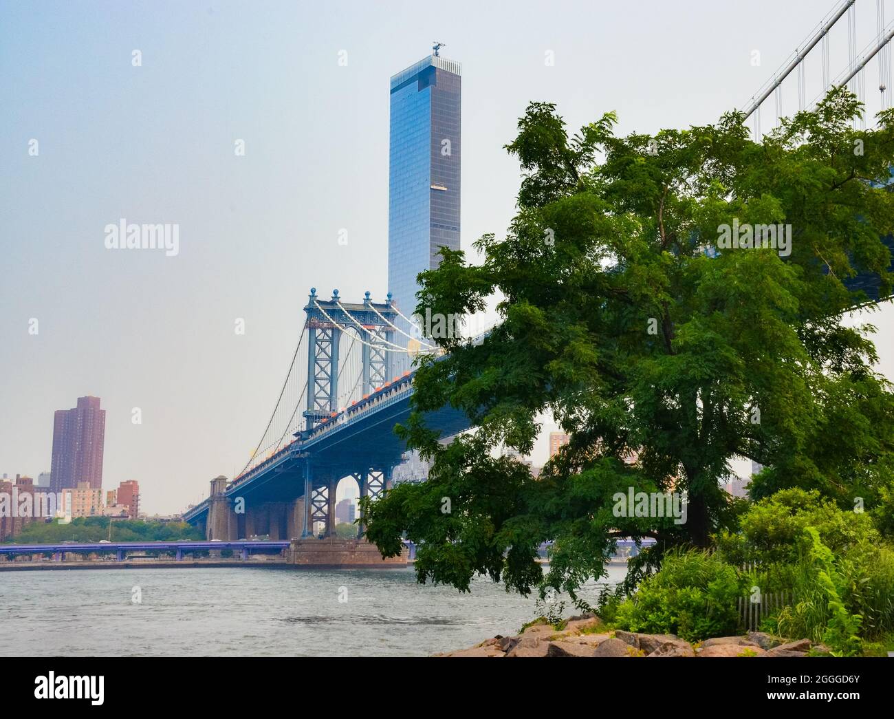 Skyline der Manhattan Bridge am Pebble Beach. In Brooklyn, New York, USA. Juli 2021. Stockfoto