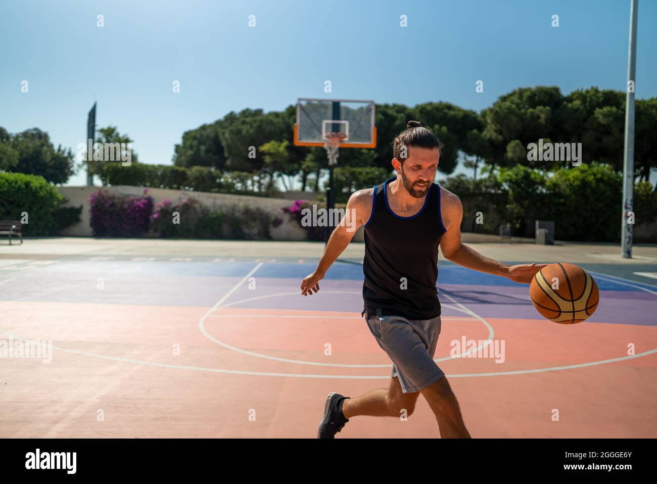 Basketballspieler läuft beim Training über das Basketballfeld. Sommer Stockfoto