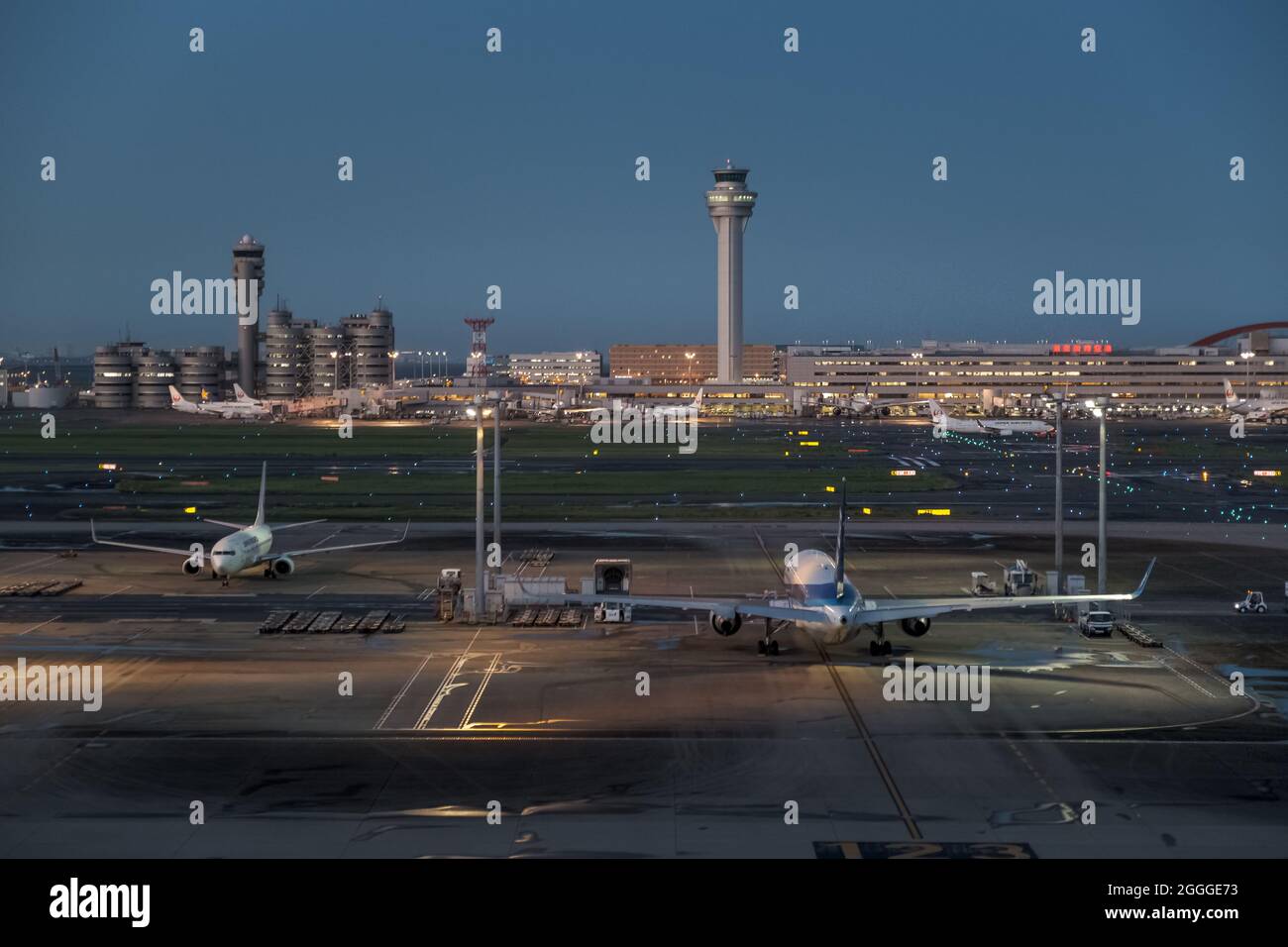 Der internationale Flughafen Haneda ist für die Nacht bereit Stockfoto