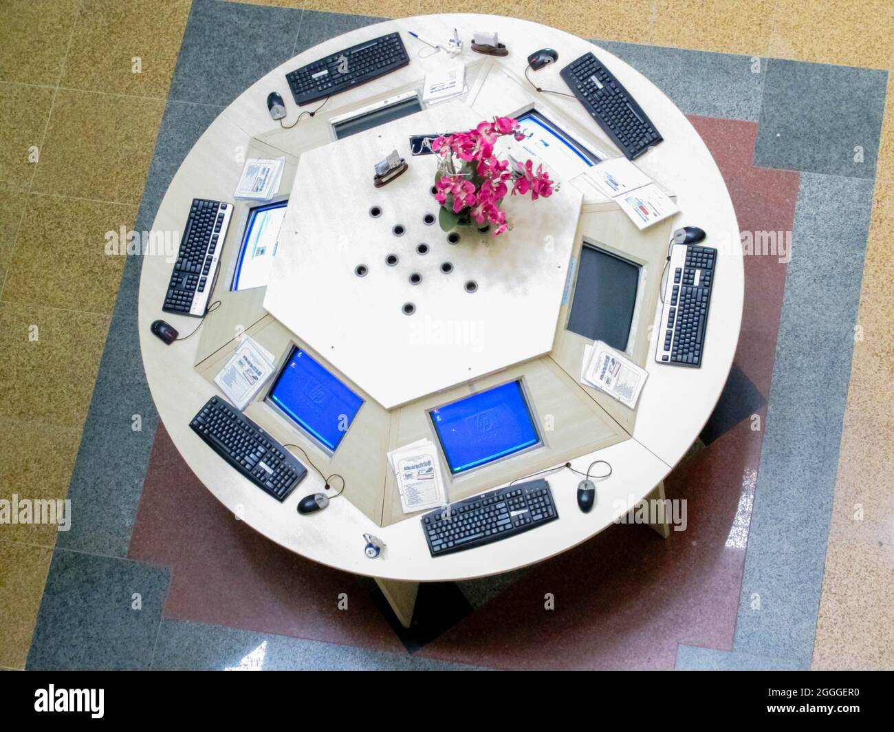 Ho Chi Minh, Vietnam - 8. Oktober 2015: Runder Computertisch, um Buchinformationen in der Zentralbibliothek der vietnamesischen Nationaluniversität HCM zu finden Stockfoto