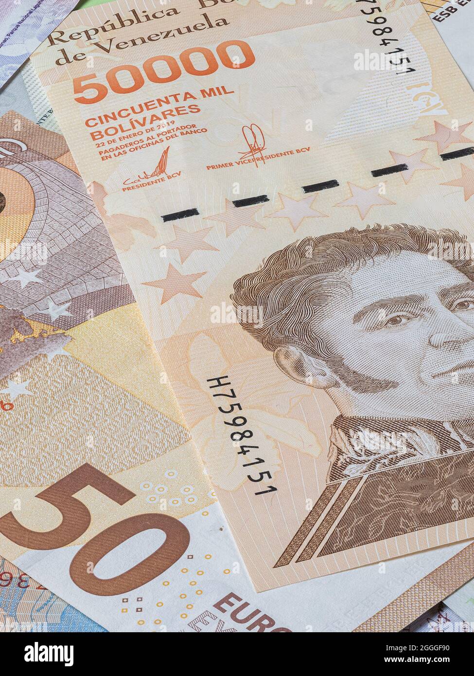 50 Euro in einem großen Stapel Bolivar-Banknoten. Viele Bolivares-Rechnungen liegen übereinander. Ein Haufen Geld aus dem fast bankrotten Land Venezuela Stockfoto