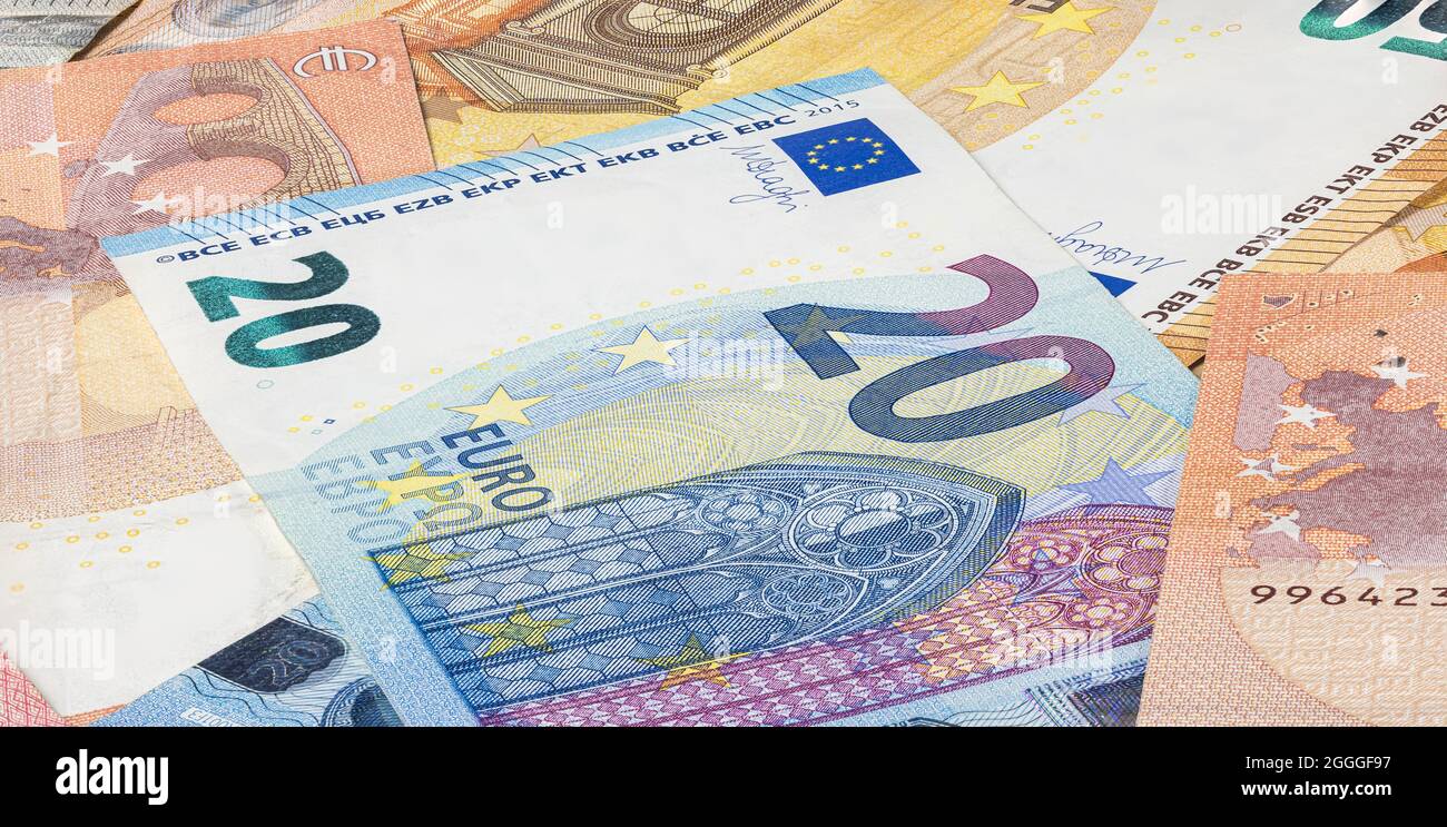 Zwanzig Euro-Schein zwischen einem großen Haufen Euro-Banknoten. Ein Haufen Geld der Europäischen Union. Währung des vereinigten Europas. Barguthaben der EU Stockfoto
