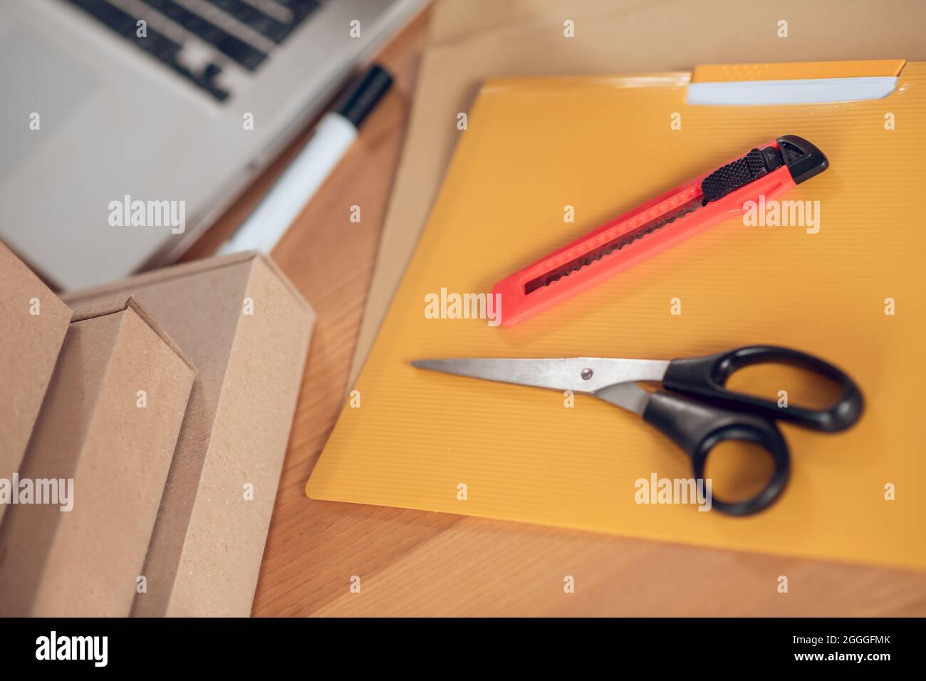 Satz von Materialien auf dem Schreibtisch für die Verpackung von Waren vorbereitet Stockfoto