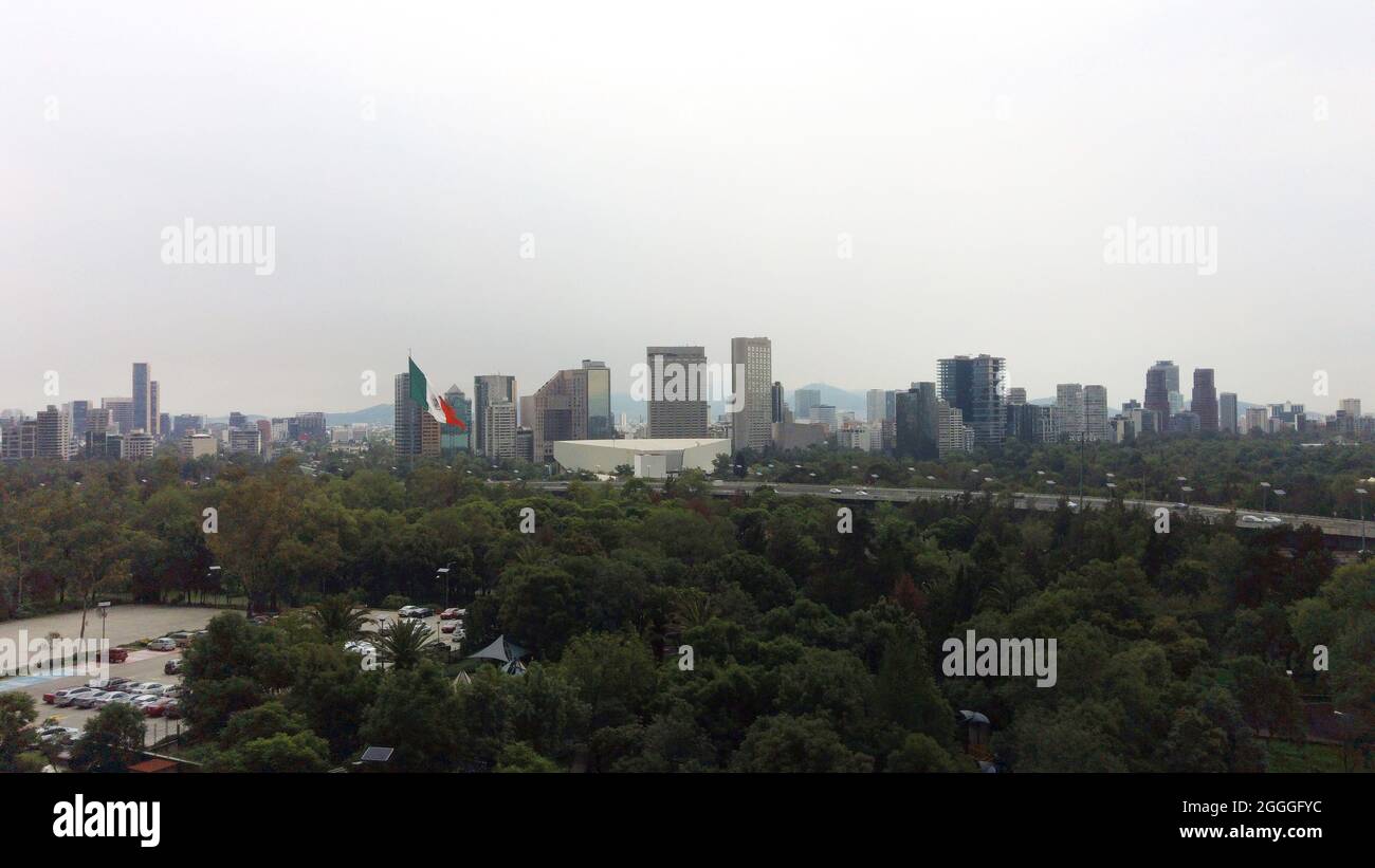 Mexiko-Stadt, Mexiko. 31. August 2021, Luftaufnahme mit einer Drohne des Chapultepec-Sees, wo sich Schaugebäude in der Natur des Waldes befinden. Am 31. August 2021 in Mexiko-Stadt, Mexiko. (Foto von Carlos Tischler / Eyepix Group) Stockfoto