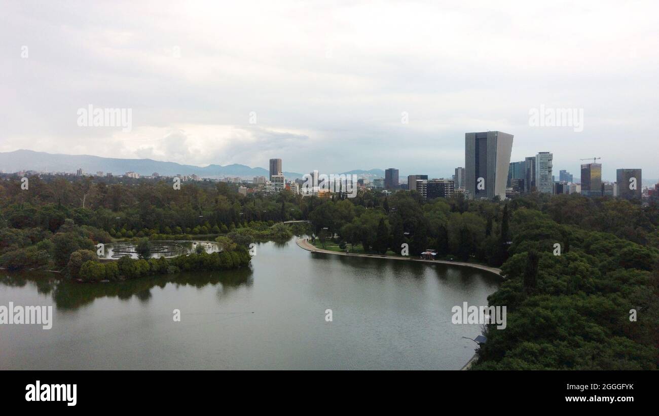 Mexiko-Stadt, Mexiko. 31. August 2021, Luftaufnahme mit einer Drohne des Chapultepec-Sees, wo sich Schaugebäude in der Natur des Waldes befinden. Am 31. August 2021 in Mexiko-Stadt, Mexiko. (Foto von Carlos Tischler / Eyepix Group) Stockfoto