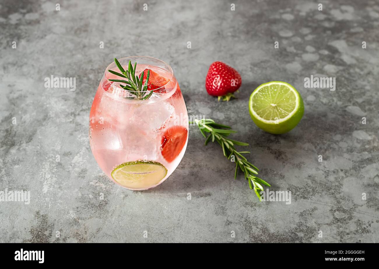 Gin-Cocktail aus Erdbeer- und Rosmarinrosa, erfrischendes Alkoholgetränk Stockfoto