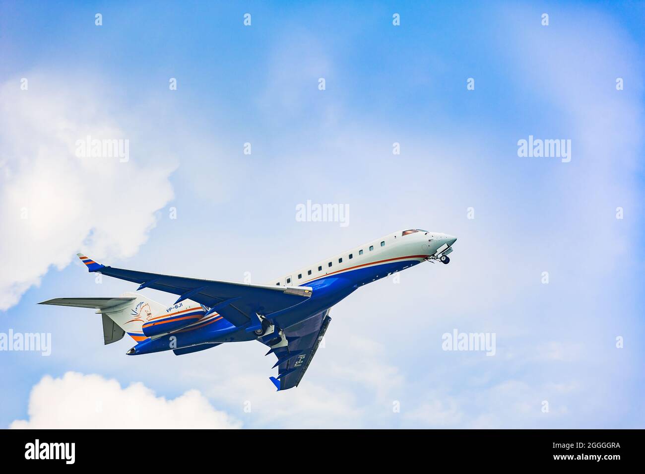 Singapur, Singapur - 28. November 2011: Bombardier Global 6000 fliegt in blauem Himmel. Stockfoto