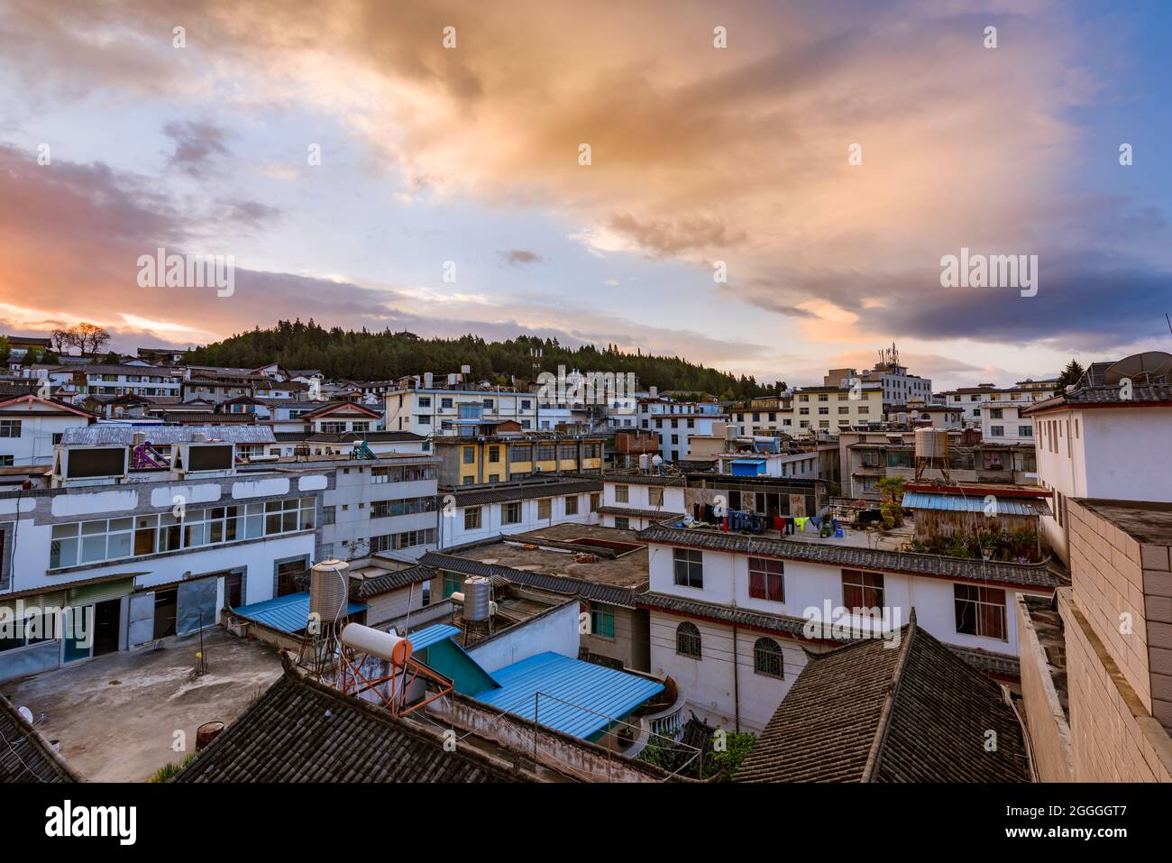 Lijiang, Yunan, China am frühen Morgen Stadtbild von alten Häusern mit Himmel beleuchtet durch aufgehende Sonne. Stockfoto