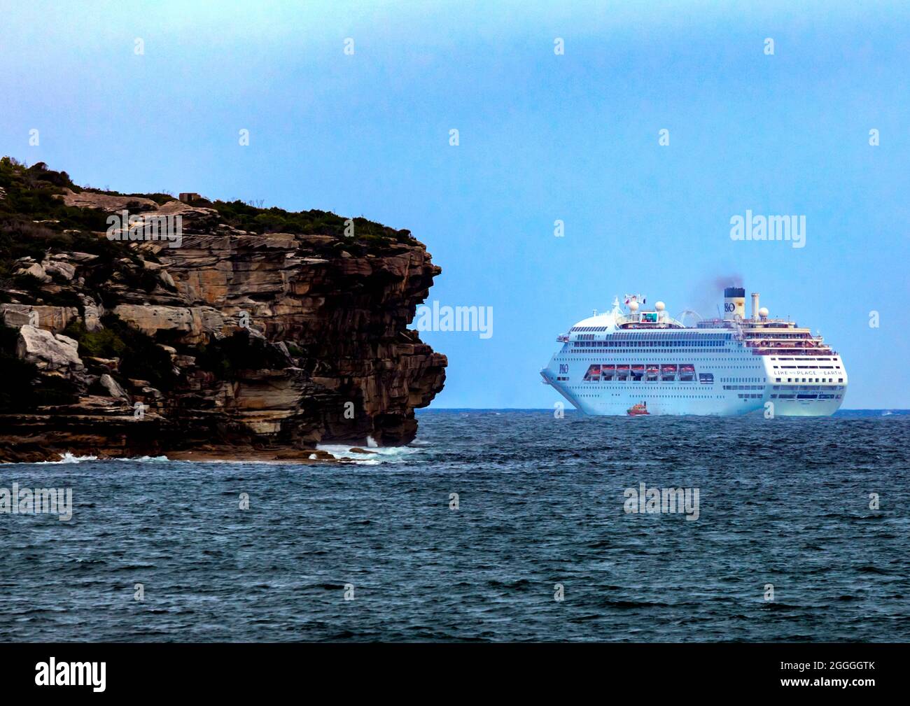 Das Schiff verlässt den Hafen von Sydney um die North Heads, bevor Covid in Australien anschlug Stockfoto