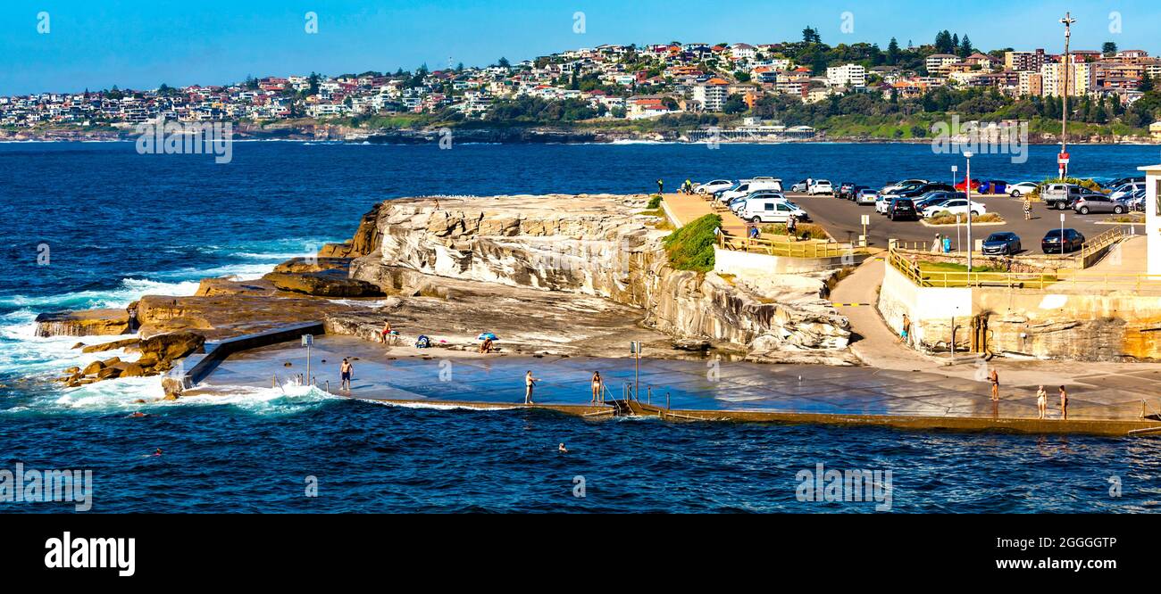 Stufen führen zum Meeresschwimmbereich im Clovelly Surf Life Saving Club südlich des Hafens von Sydney in Australien Stockfoto