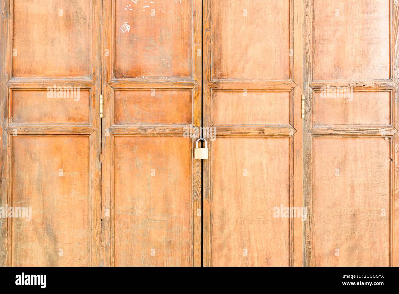 Alte traditionelle abgenutzte Holztüren für Texturen und Hintergründe. Stockfoto