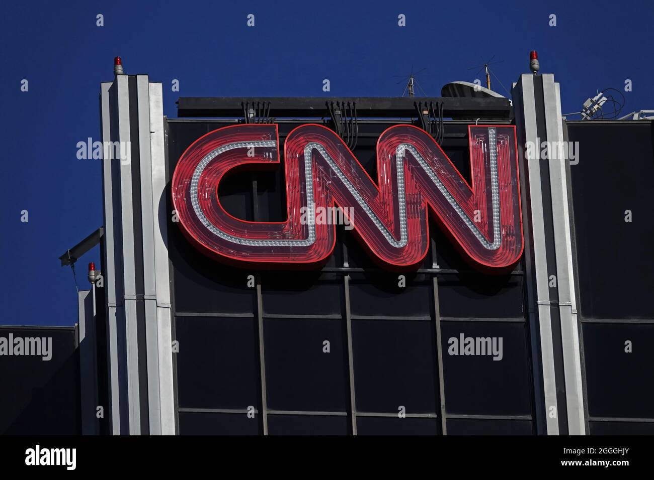 Los Angeles, CA / USA - 29. September 2018: Das klassische CNN-Logo (Cable News Network) ist am späten Nachmittag auf einem Gebäude in Hollywood zu sehen. Stockfoto
