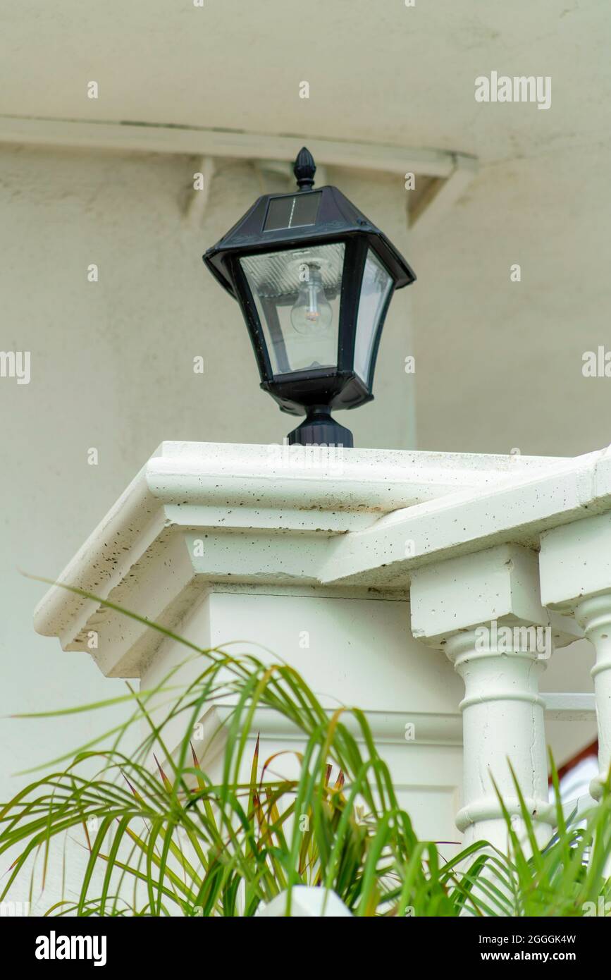 Vertikale Aufnahme einer Lampe auf dem Balkon Stockfotografie - Alamy