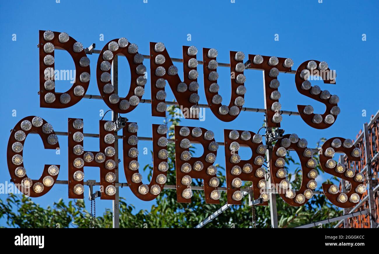 Der Text Donuts und Churros auf Zirkus Stil Zeichen Stockfoto