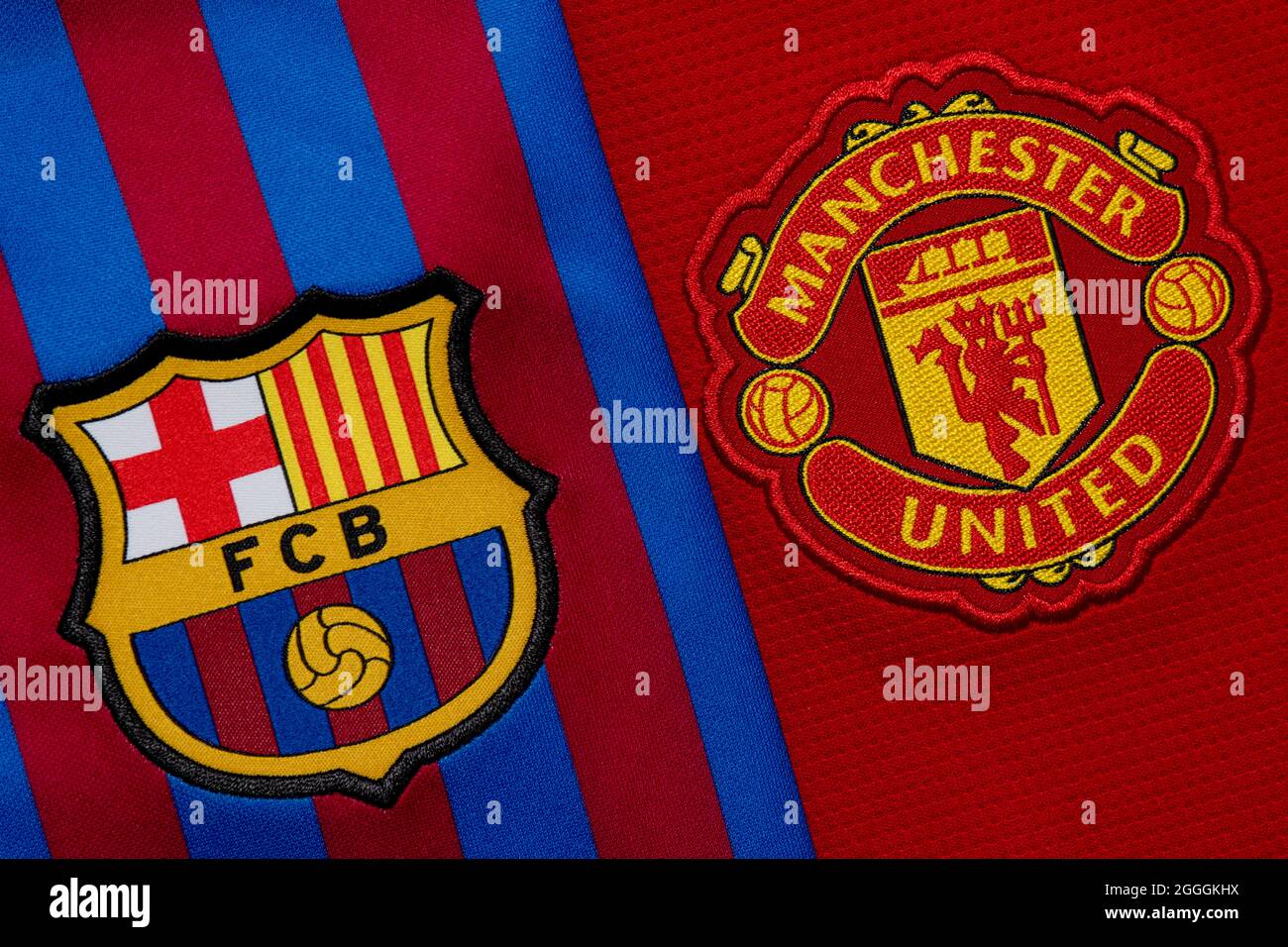 Nahaufnahme des Manchester United & Barcelona Clubwappens. Stockfoto