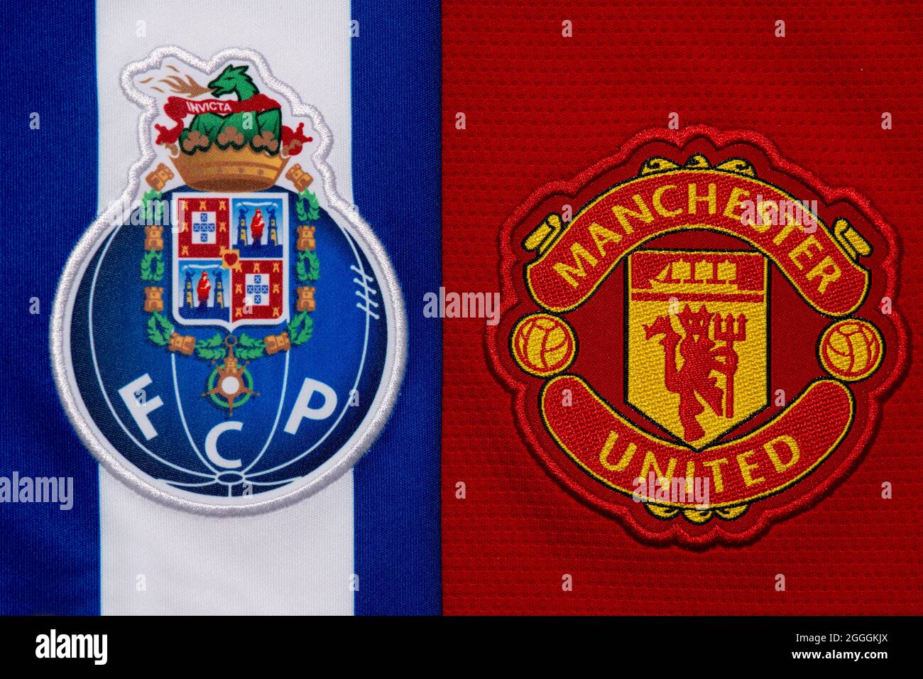 Nahaufnahme des Manchester United & Porto Vereinswappens. Stockfoto