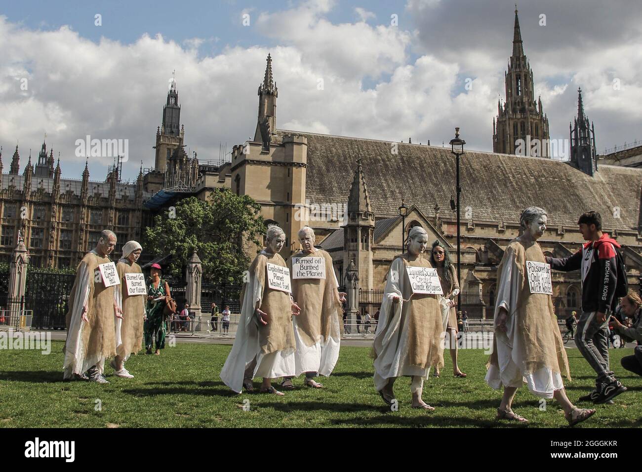 London, Großbritannien. August 2021. Extinction Rebellion Penitents marschieren durch London, von Piccadilly zum Parliament Square. Im Gegensatz zu anderen XR-Gruppen, deren Aktionen hauptsächlich performativ sind, bringen die Pönitenten eine zutiefst kontemplative Stimmung in die Rebellion ein. Ihr marsch ist eine innere Meditation. Die Büßer tragen die Last aller menschlichen Verbrechen gegen die Umwelt und den Menschen und ein Plakat, das ihre eigene Sünde beschreibt. Stockfoto