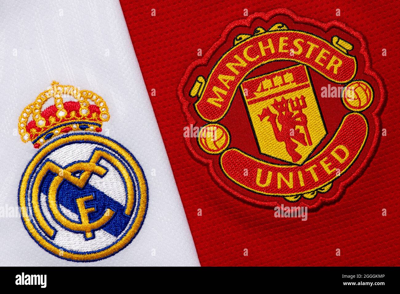 Nahaufnahme des Manchester United & Real Madrid Vereinswappens. Stockfoto