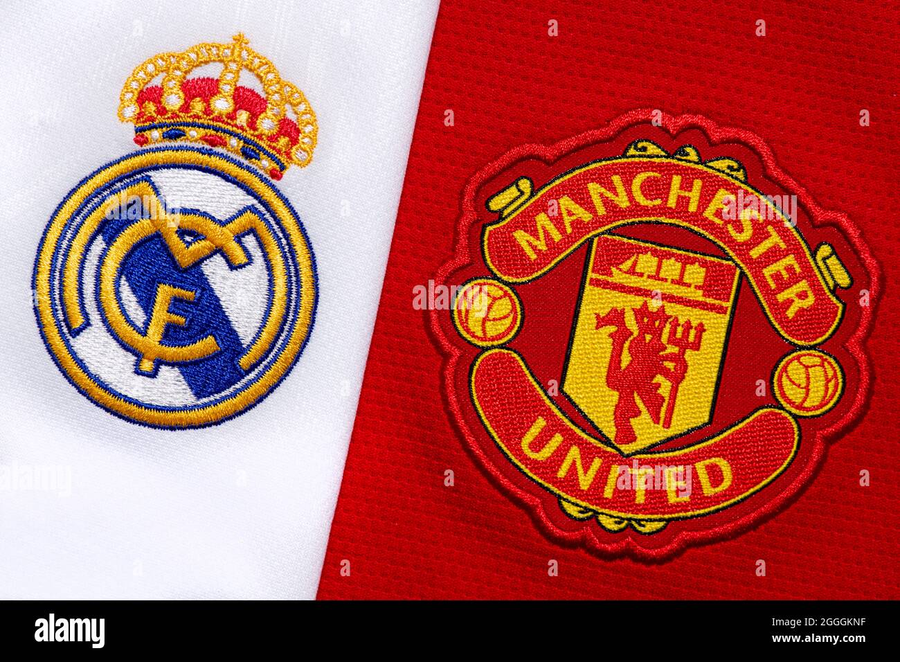 Nahaufnahme des Manchester United & Real Madrid Vereinswappens. Stockfoto