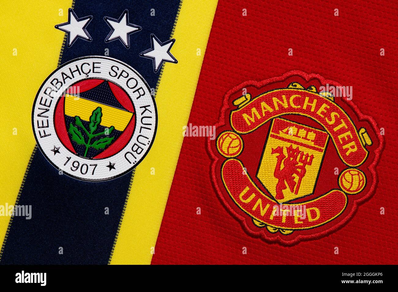 Nahaufnahme des Vereinswappens von Manchester United & Fenerbahce. Stockfoto